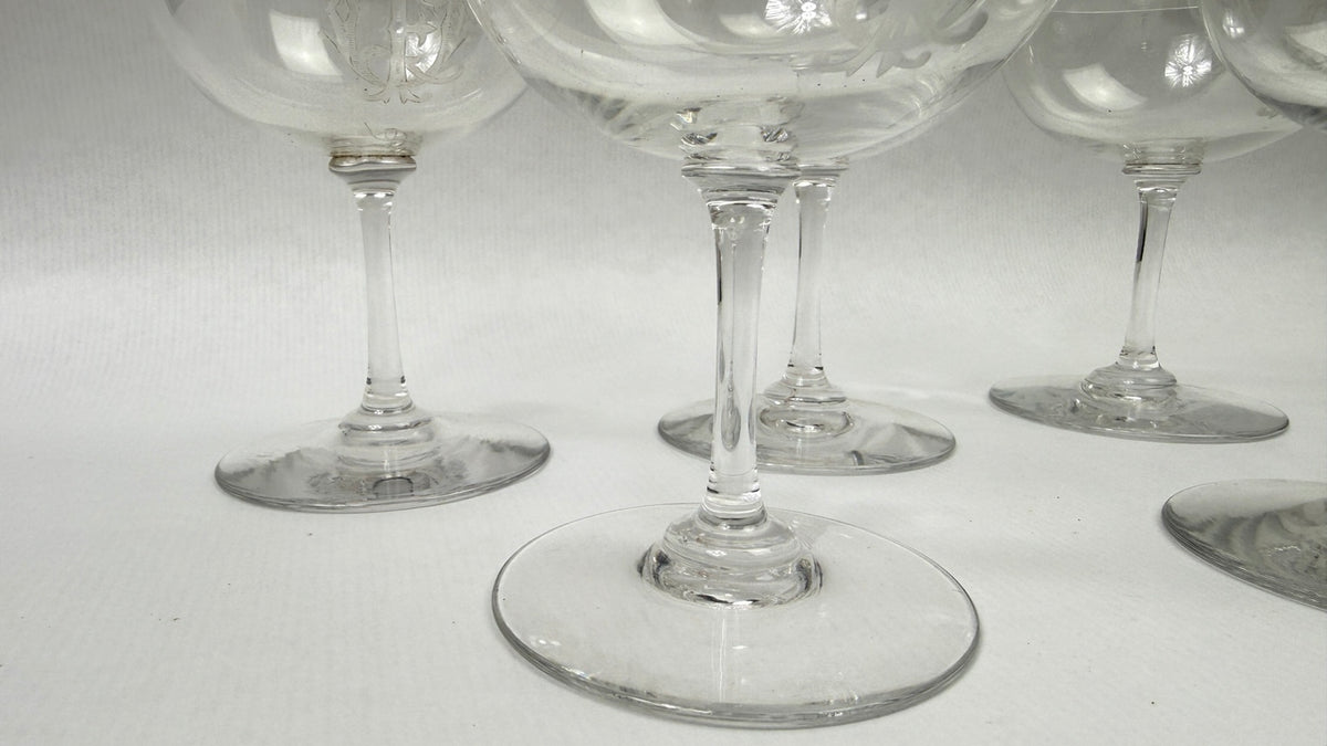 Coupes à champagne anciennes, détail du verre et du chiffre FQ