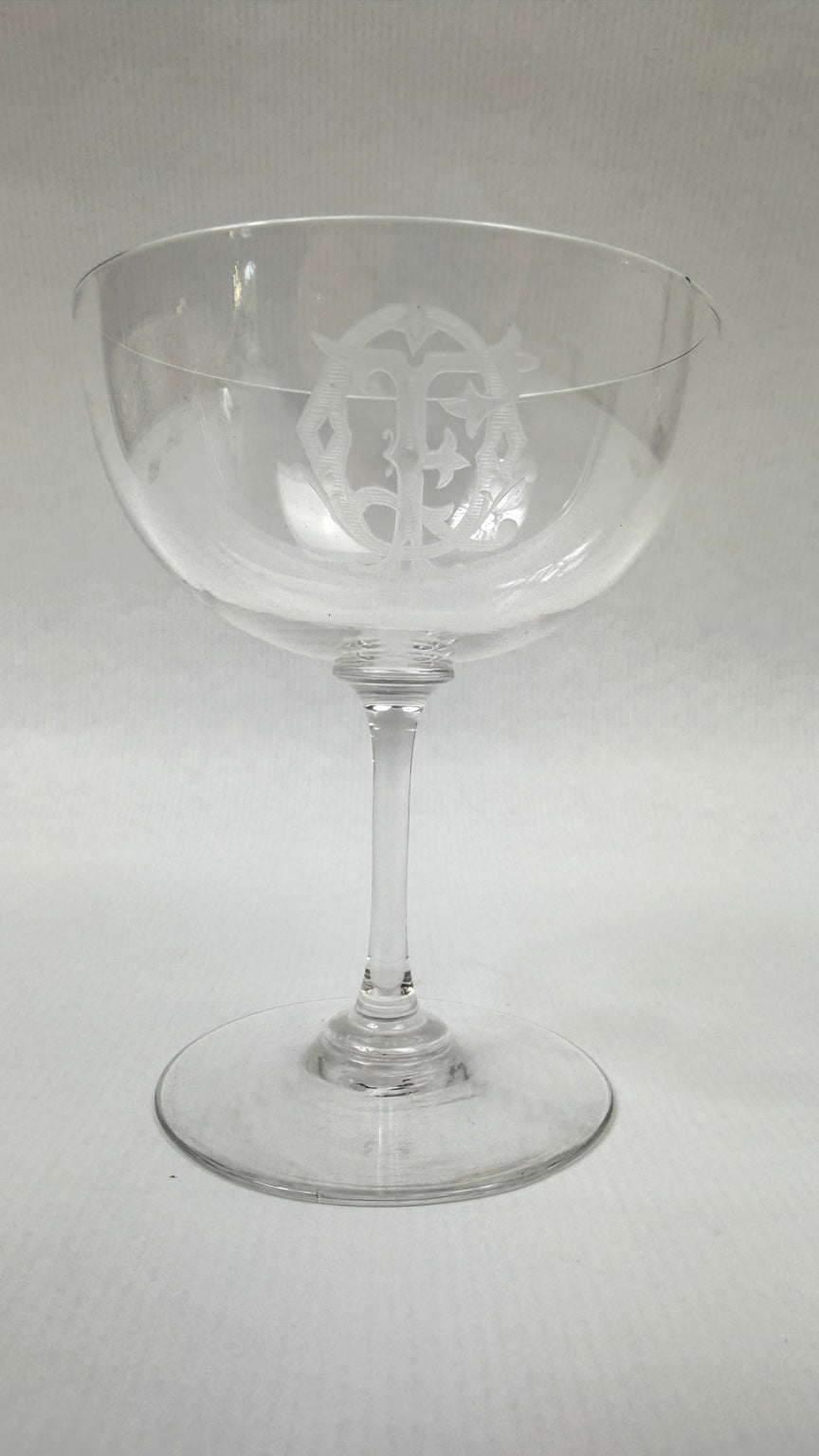 Coupes à champagne anciennes, détail du verre et du chiffre FQ