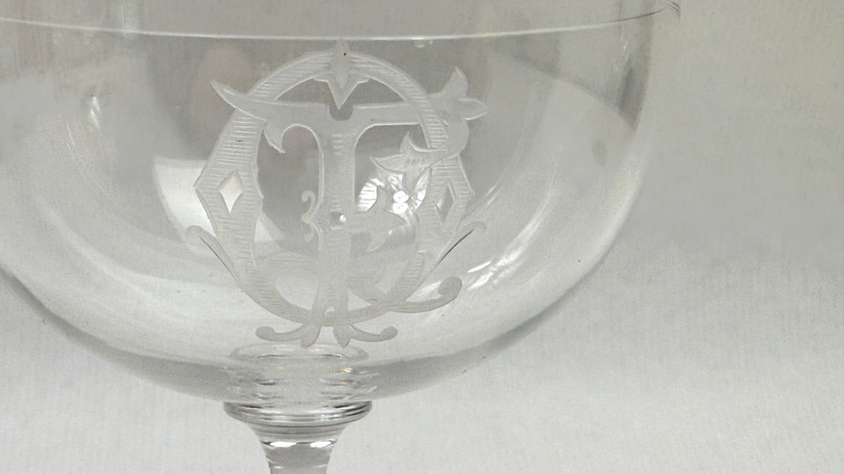 Coupes à champagne anciennes, détail du verre et du chiffre FQ