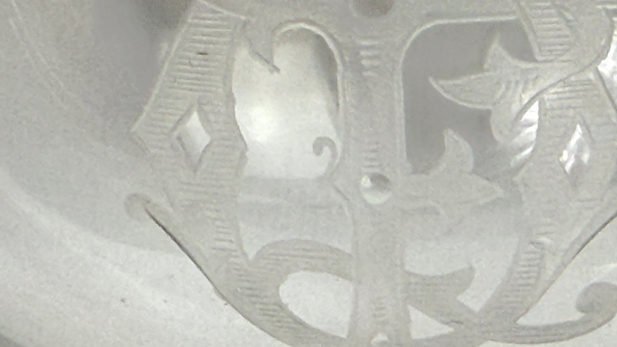 Coupes à champagne anciennes, détail du verre et du chiffre FQ
