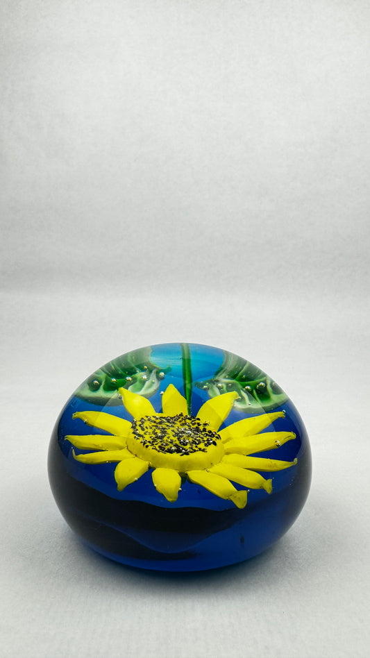 Presse papier sulfure en verre massif décor tournesol fond bleu 9,2 cm