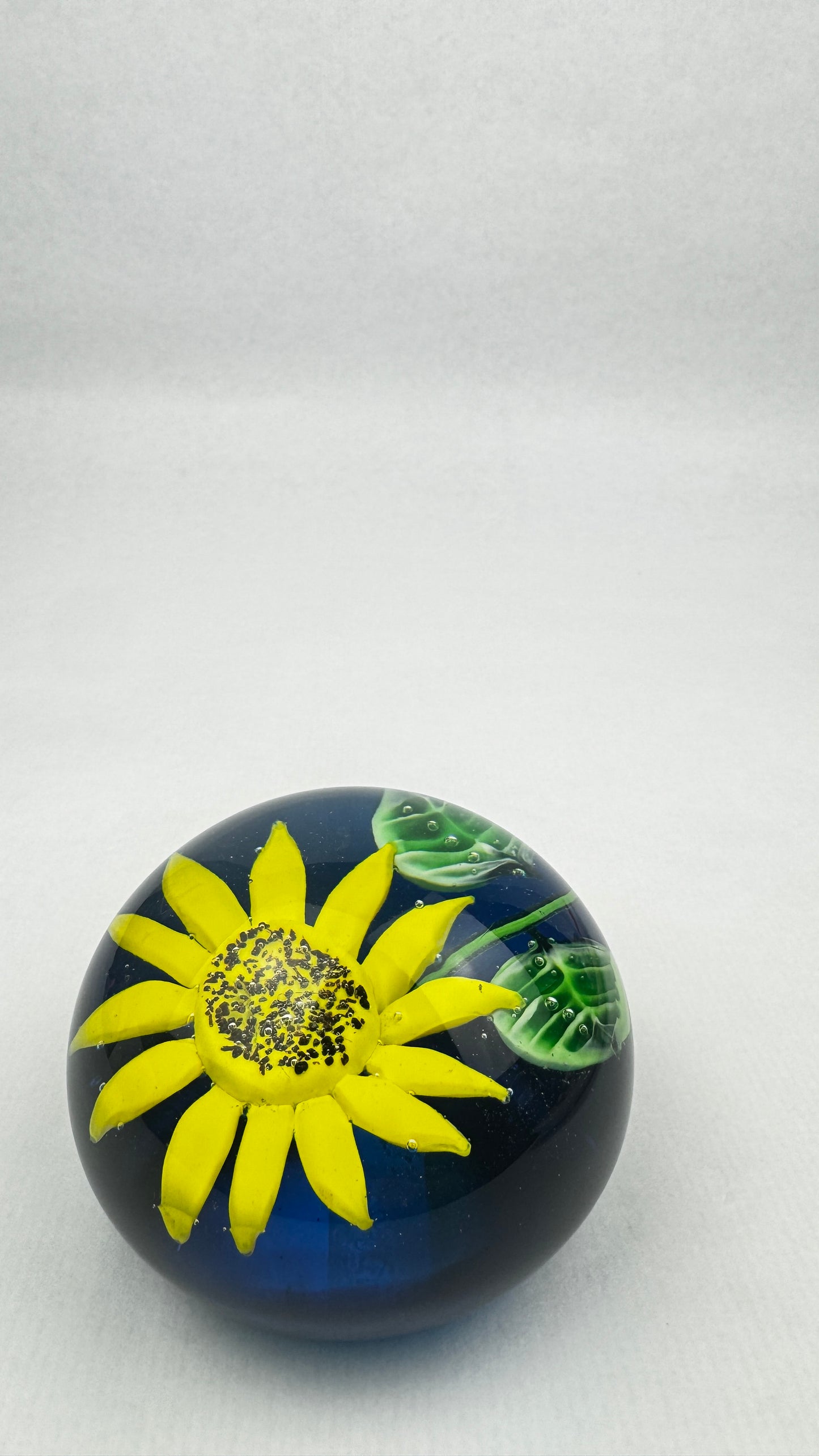 Presse papier sulfure en verre massif décor tournesol fond bleu 9,2 cm