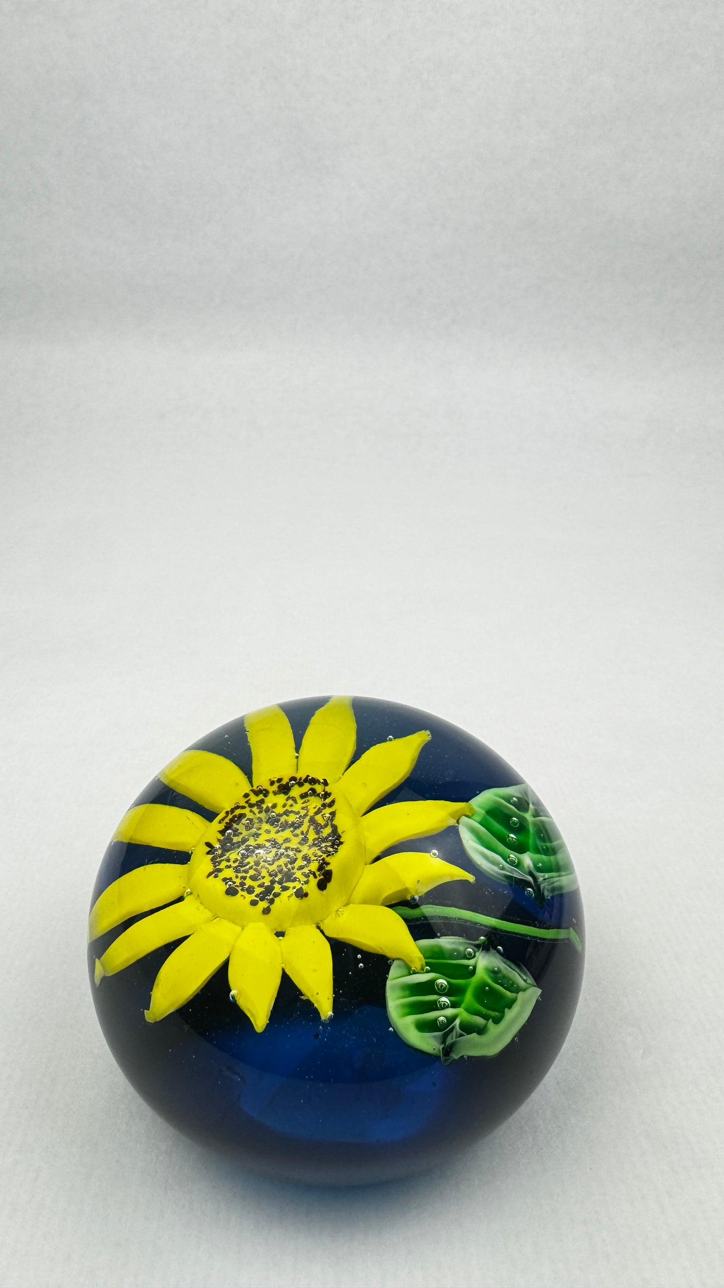Presse papier sulfure en verre massif décor tournesol fond bleu 9,2 cm