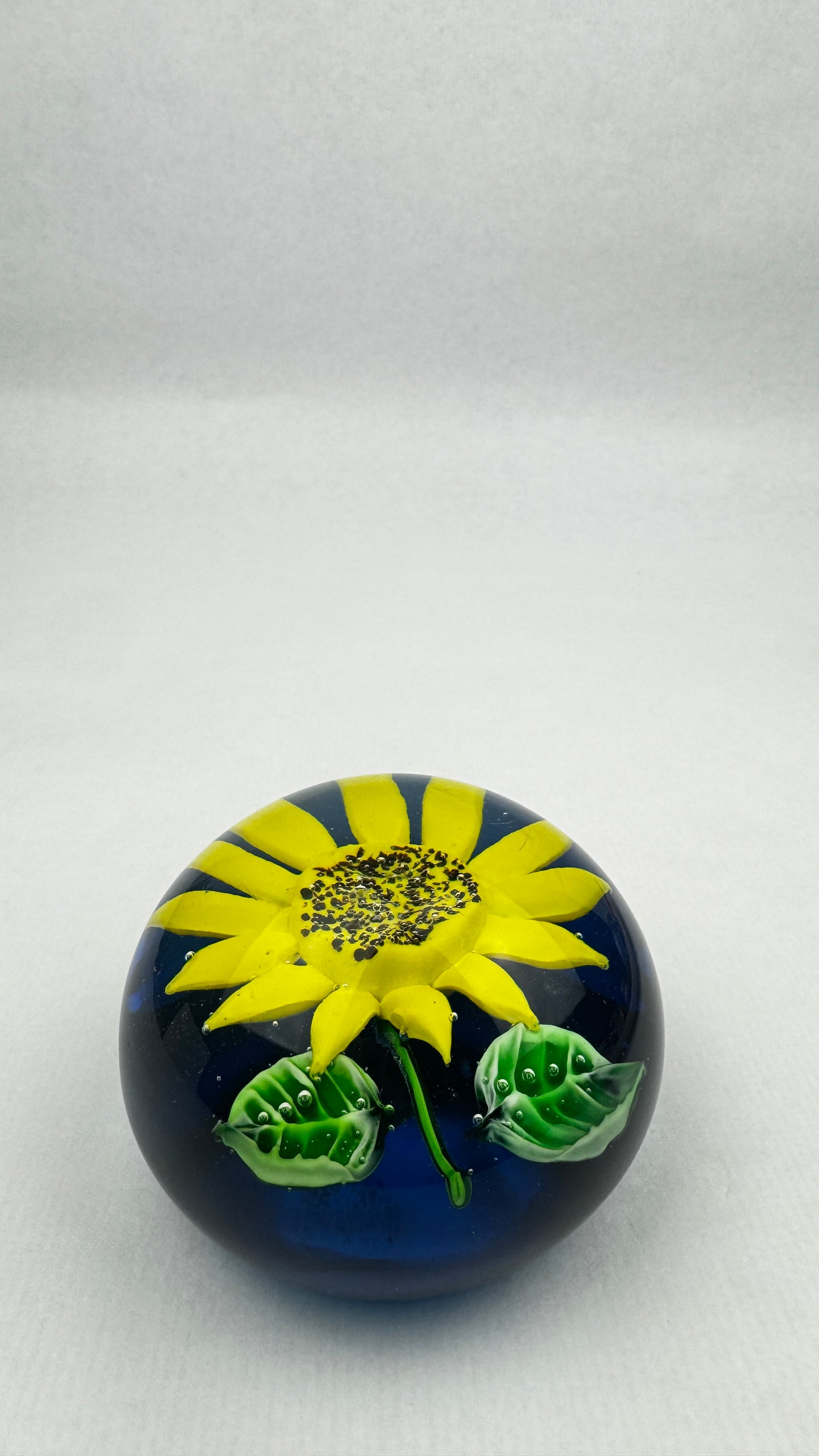 Presse papier sulfure en verre massif décor tournesol fond bleu 9,2 cm