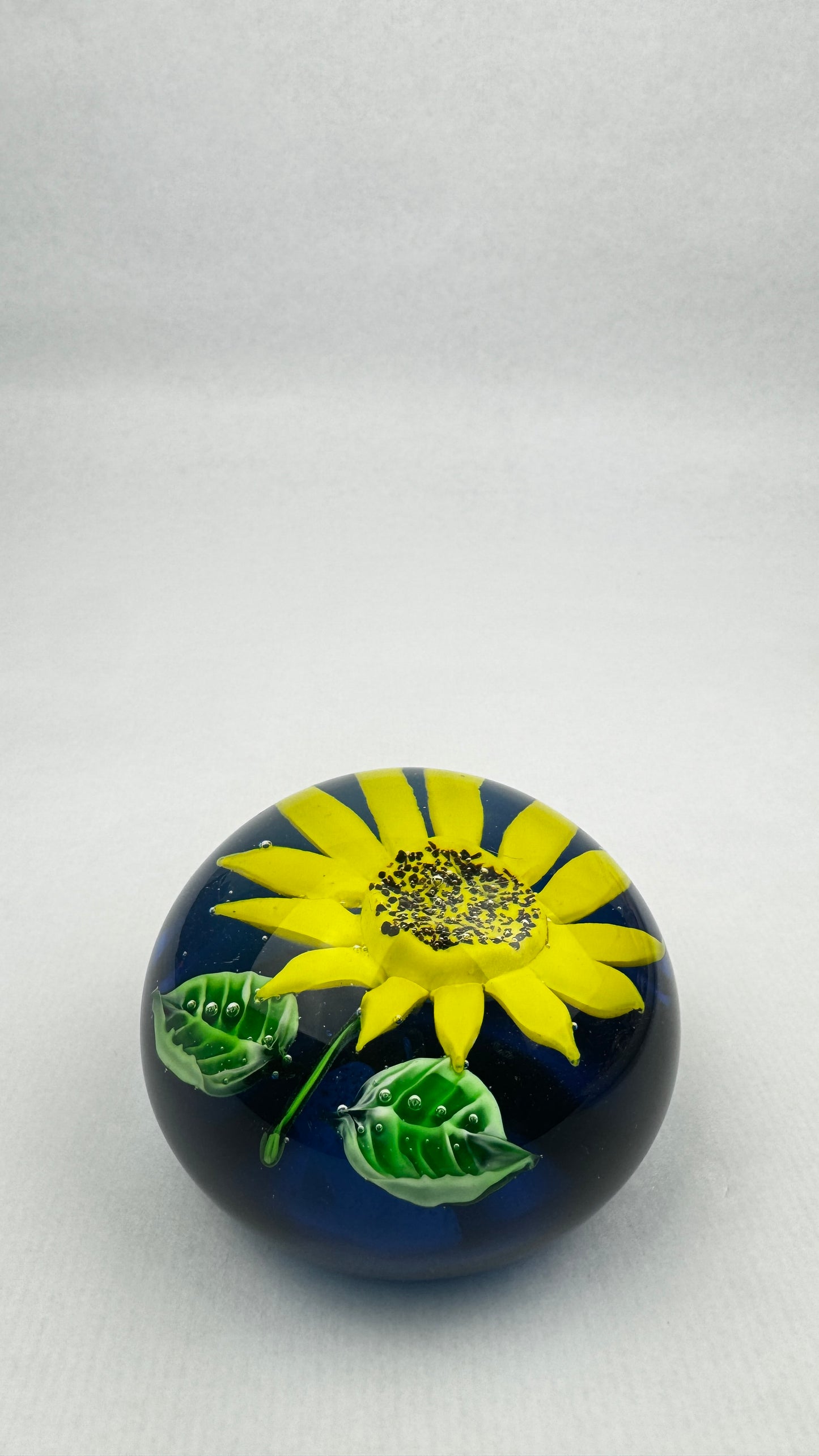 Presse papier sulfure en verre massif décor tournesol fond bleu 9,2 cm
