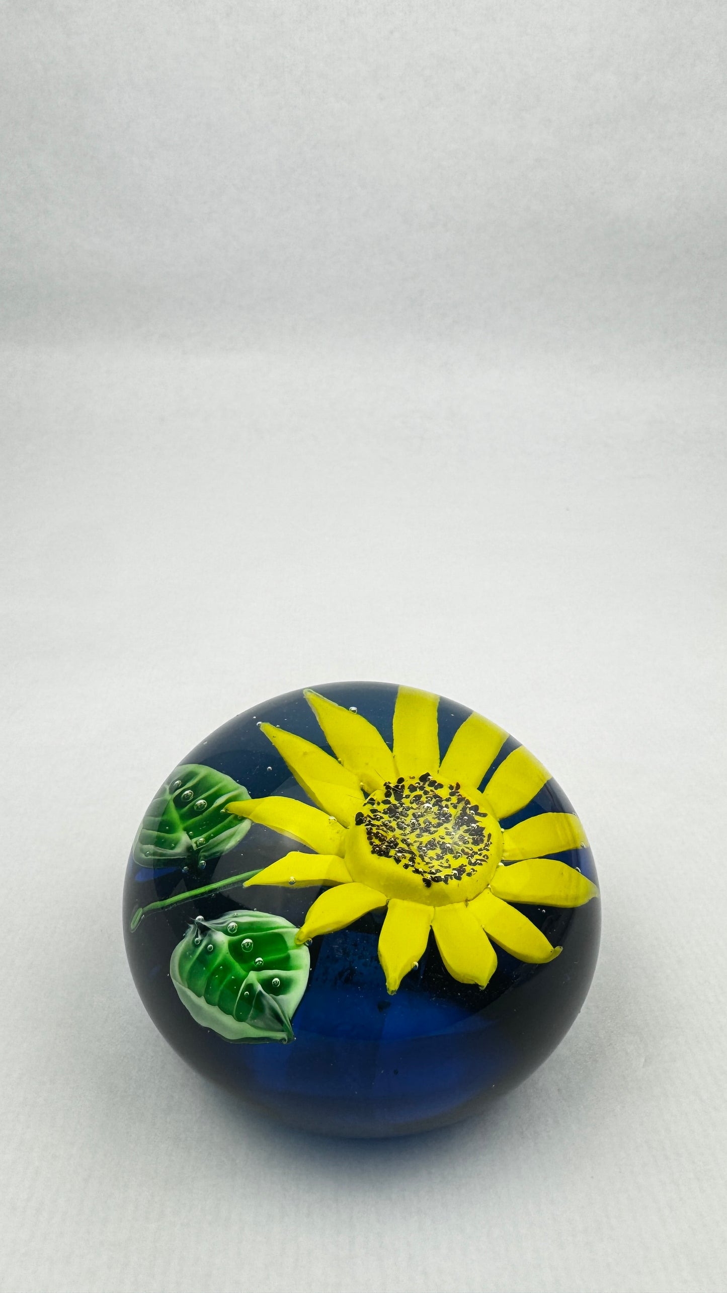 Presse papier sulfure en verre massif décor tournesol fond bleu 9,2 cm