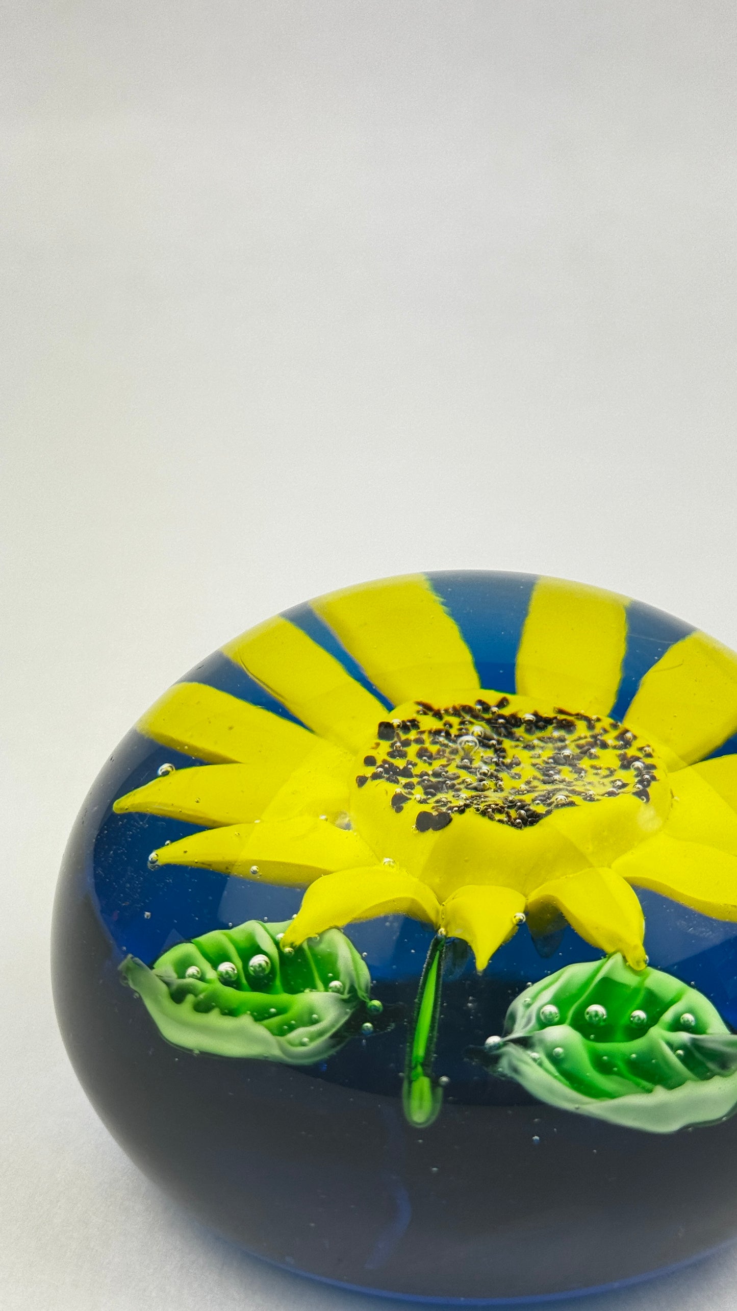 Presse papier sulfure en verre massif décor tournesol fond bleu 9,2 cm