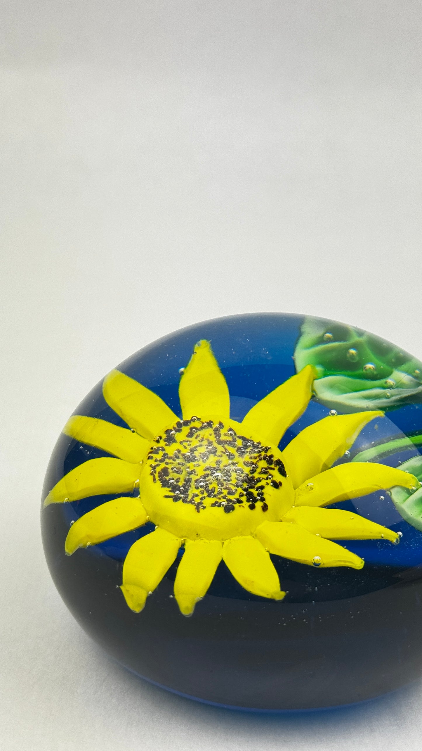 Presse papier sulfure en verre massif décor tournesol fond bleu 9,2 cm