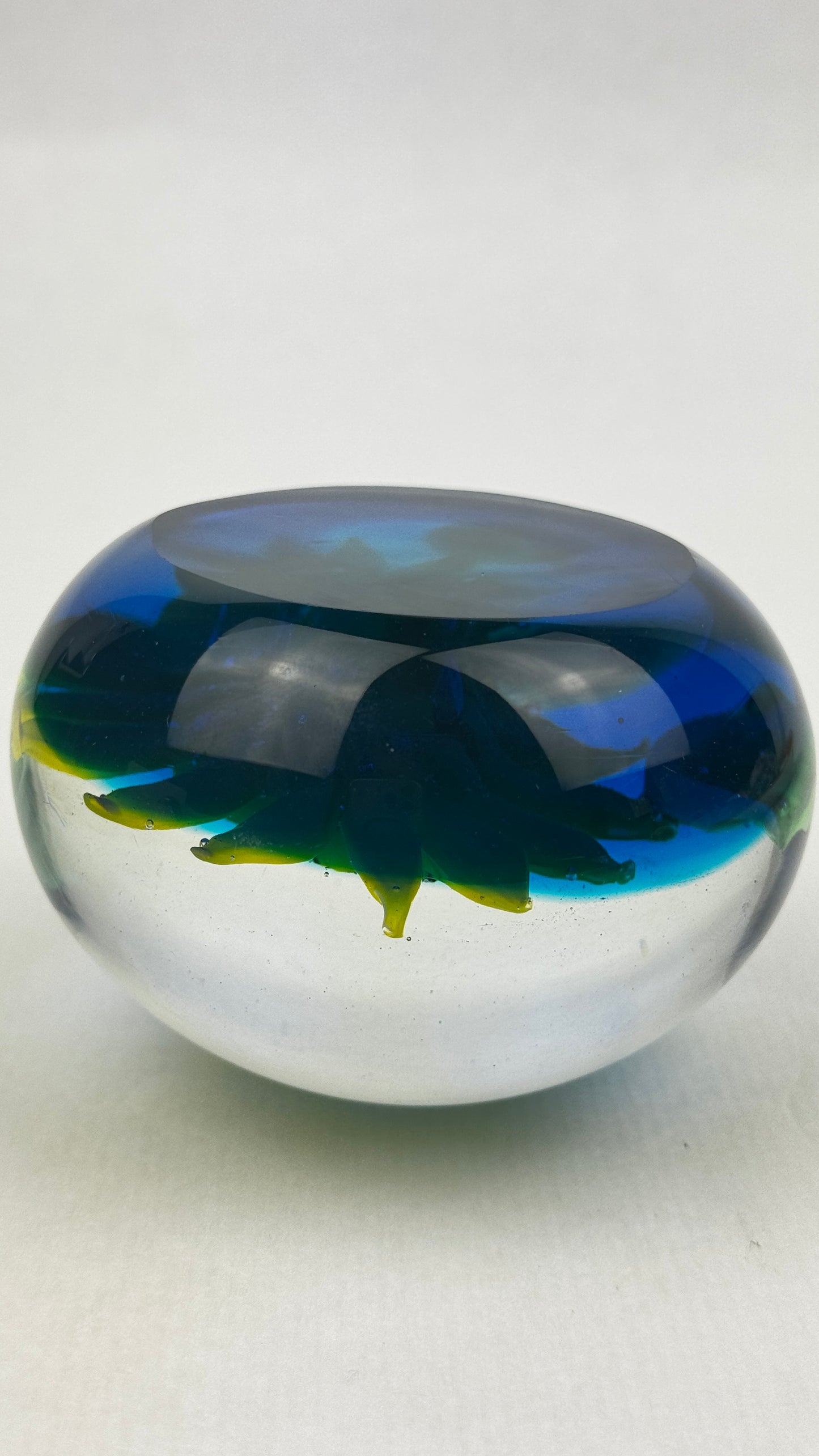 Presse papier sulfure en verre massif décor tournesol fond bleu 9,2 cm