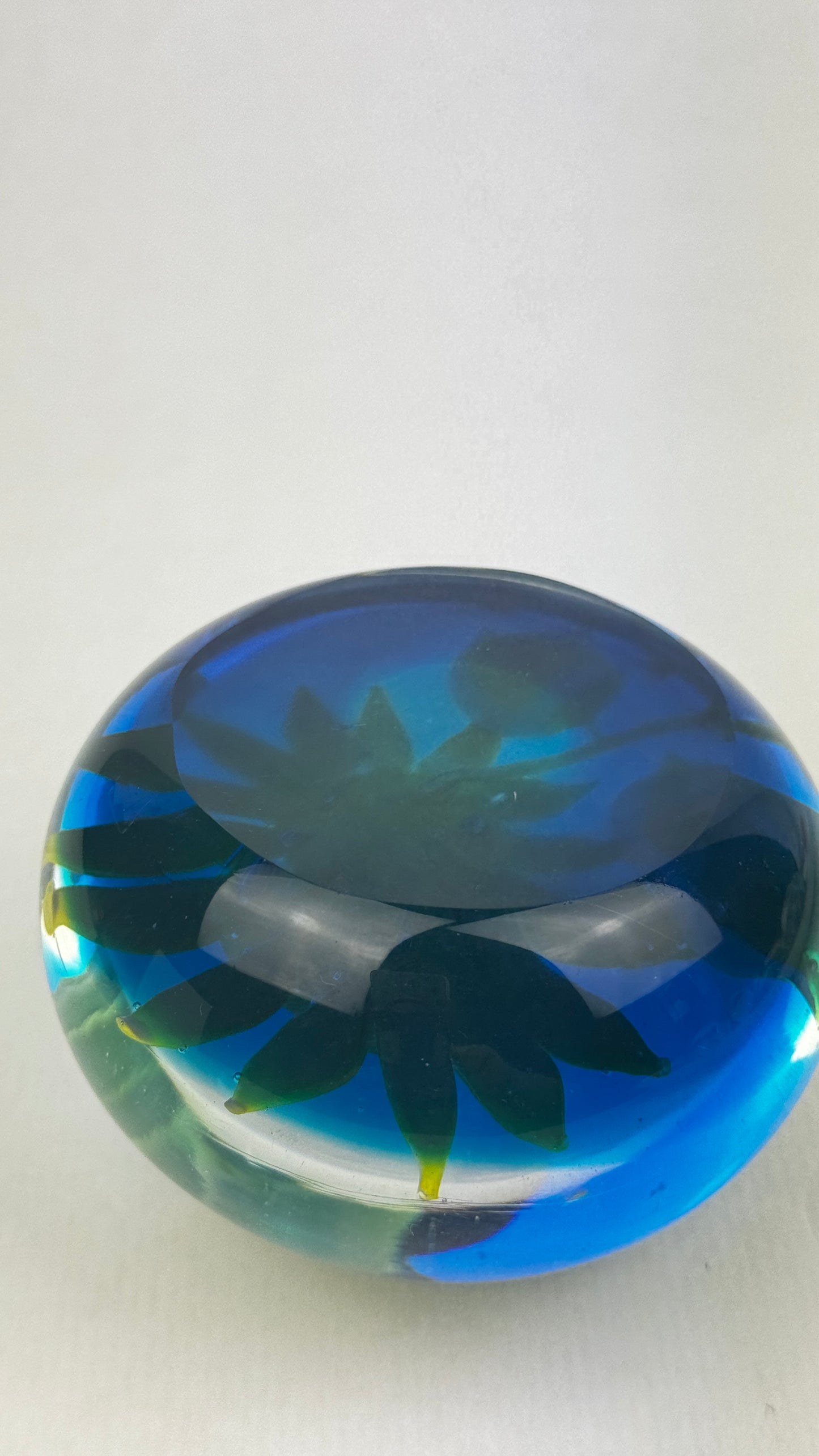 Presse papier sulfure en verre massif décor tournesol fond bleu 9,2 cm