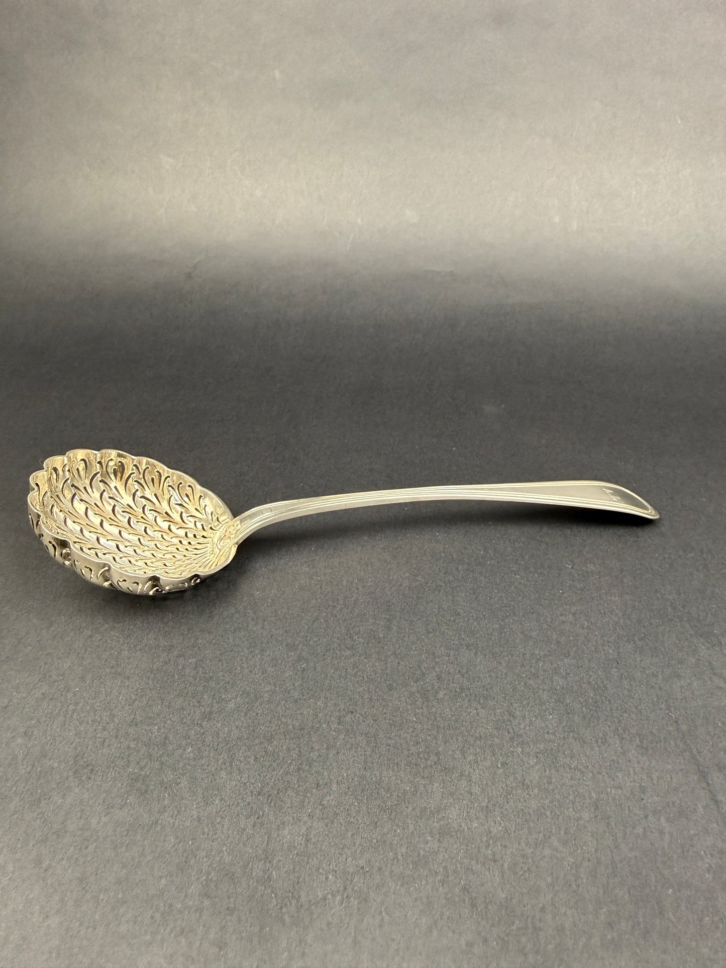 Saupoudreuse en argent massif Association des Orfèvres 1793-1794