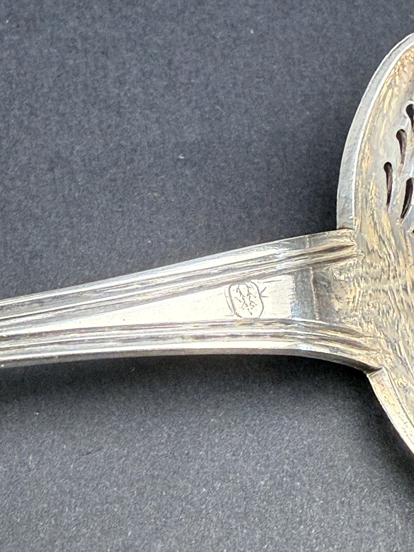 Saupoudreuse en argent massif Association des Orfèvres 1793-1794