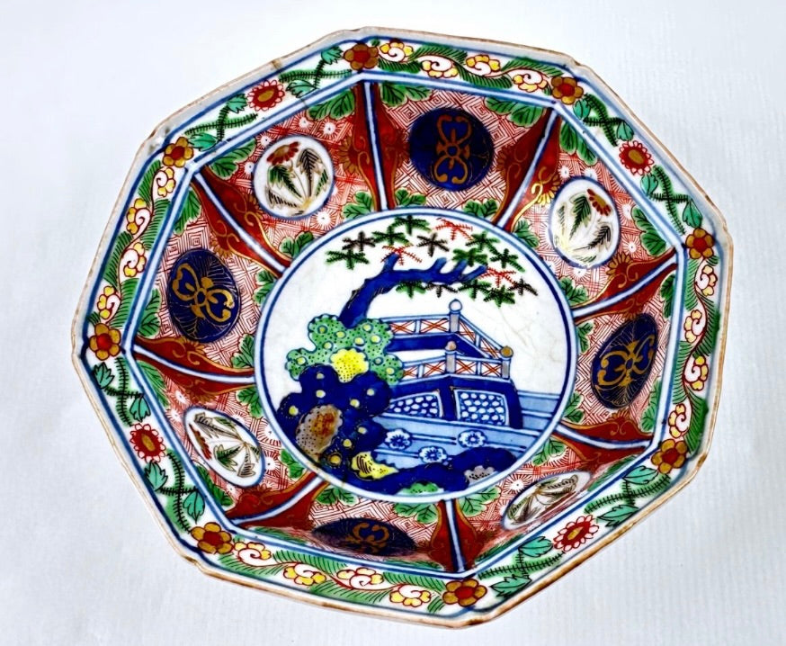Coupe octogonale sur talon en porcelaine polychrome Décor Imari