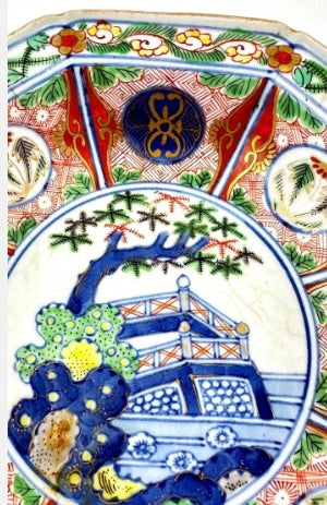 Coupe octogonale sur talon en porcelaine polychrome Décor Imari