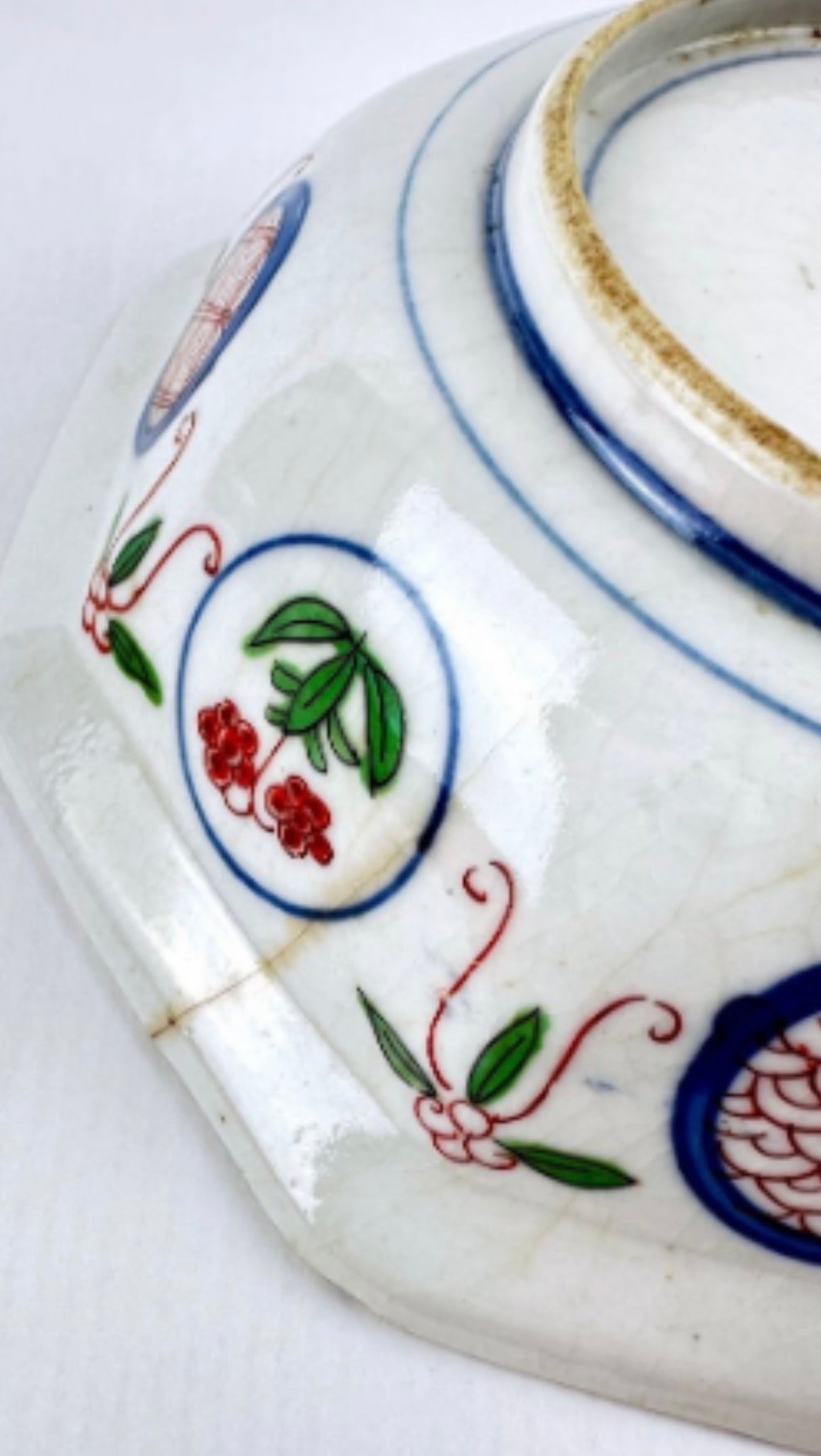 Coupe octogonale sur talon en porcelaine polychrome Décor Imari