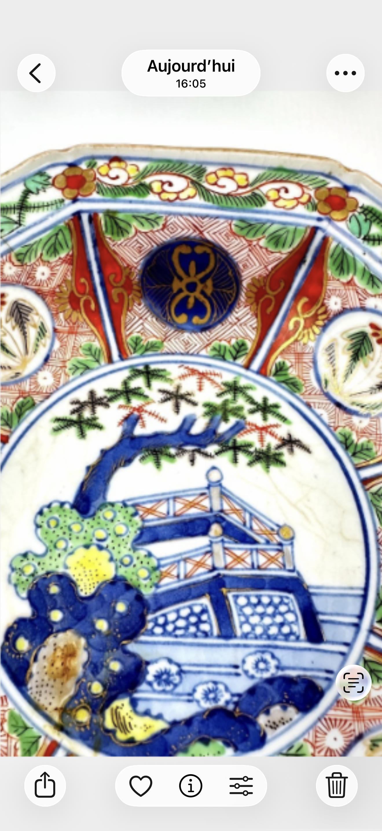 Coupe octogonale sur talon en porcelaine polychrome Décor Imari