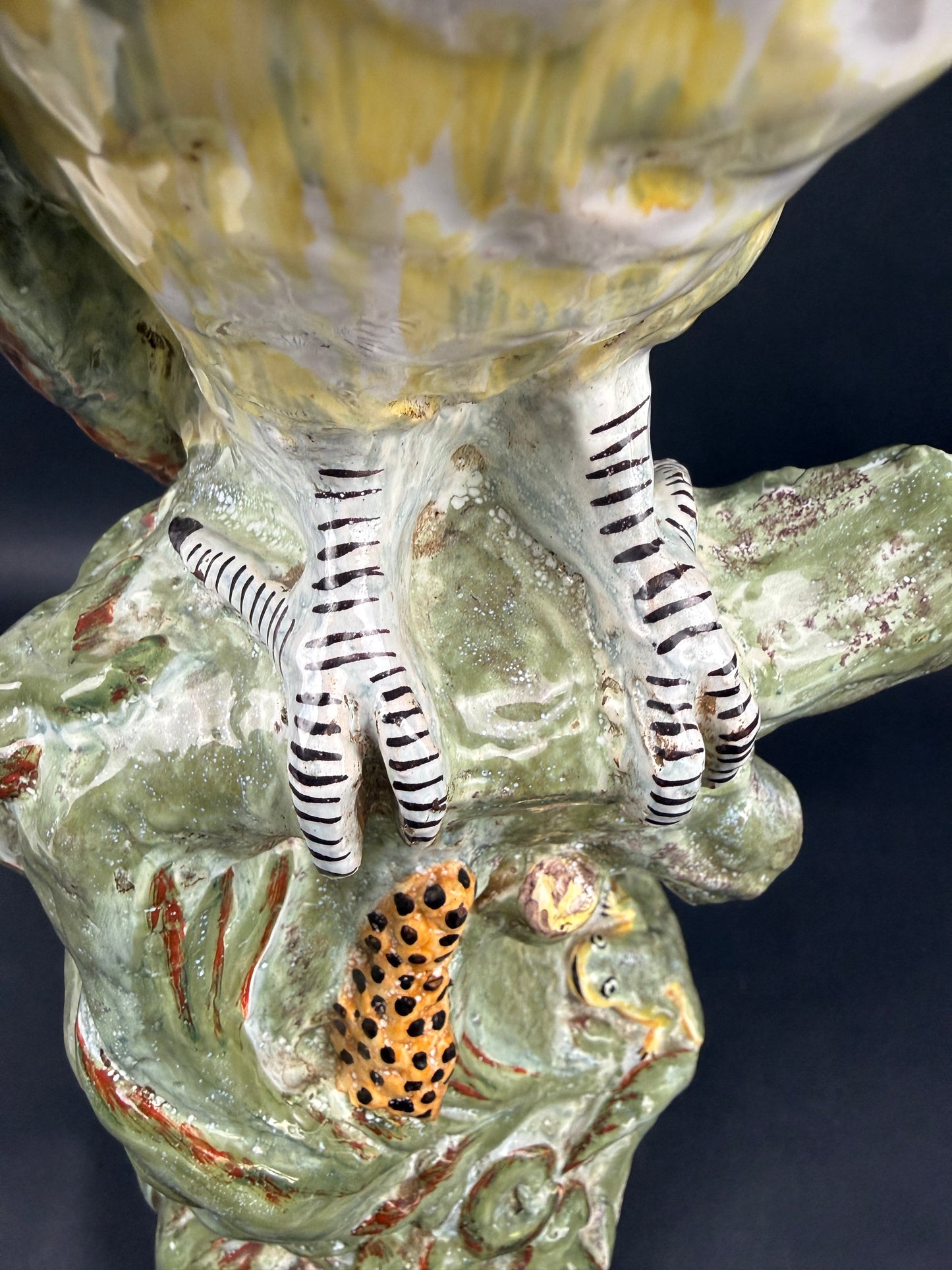 DELFT, IMPORTANT PERROQUET EN FAÏENCE POLYCHROME MARQUE APK