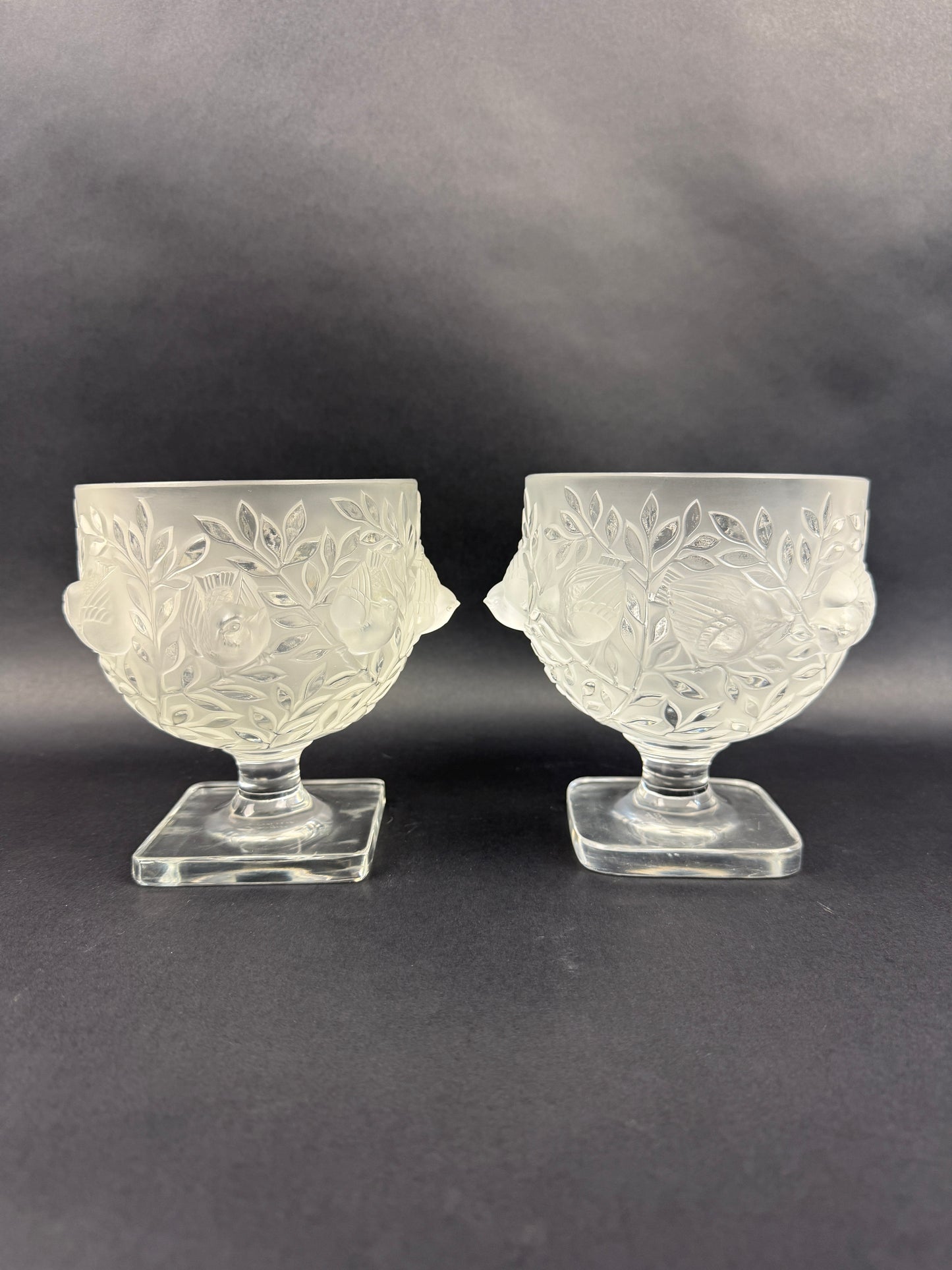 Lalique, paire de vases en cristal satiné modèle Elisabeth