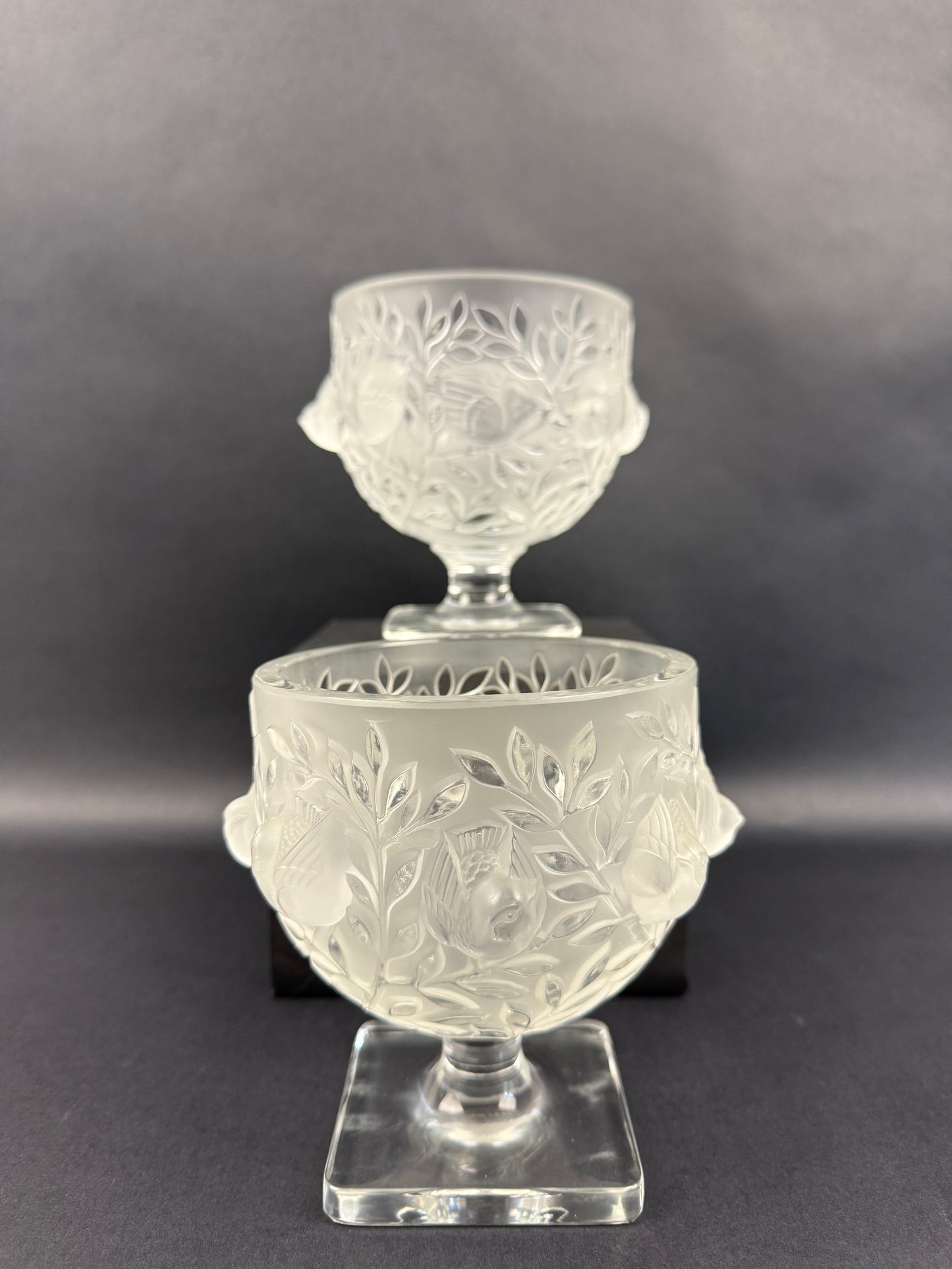 Lalique, paire de vases en cristal satiné modèle Elisabeth