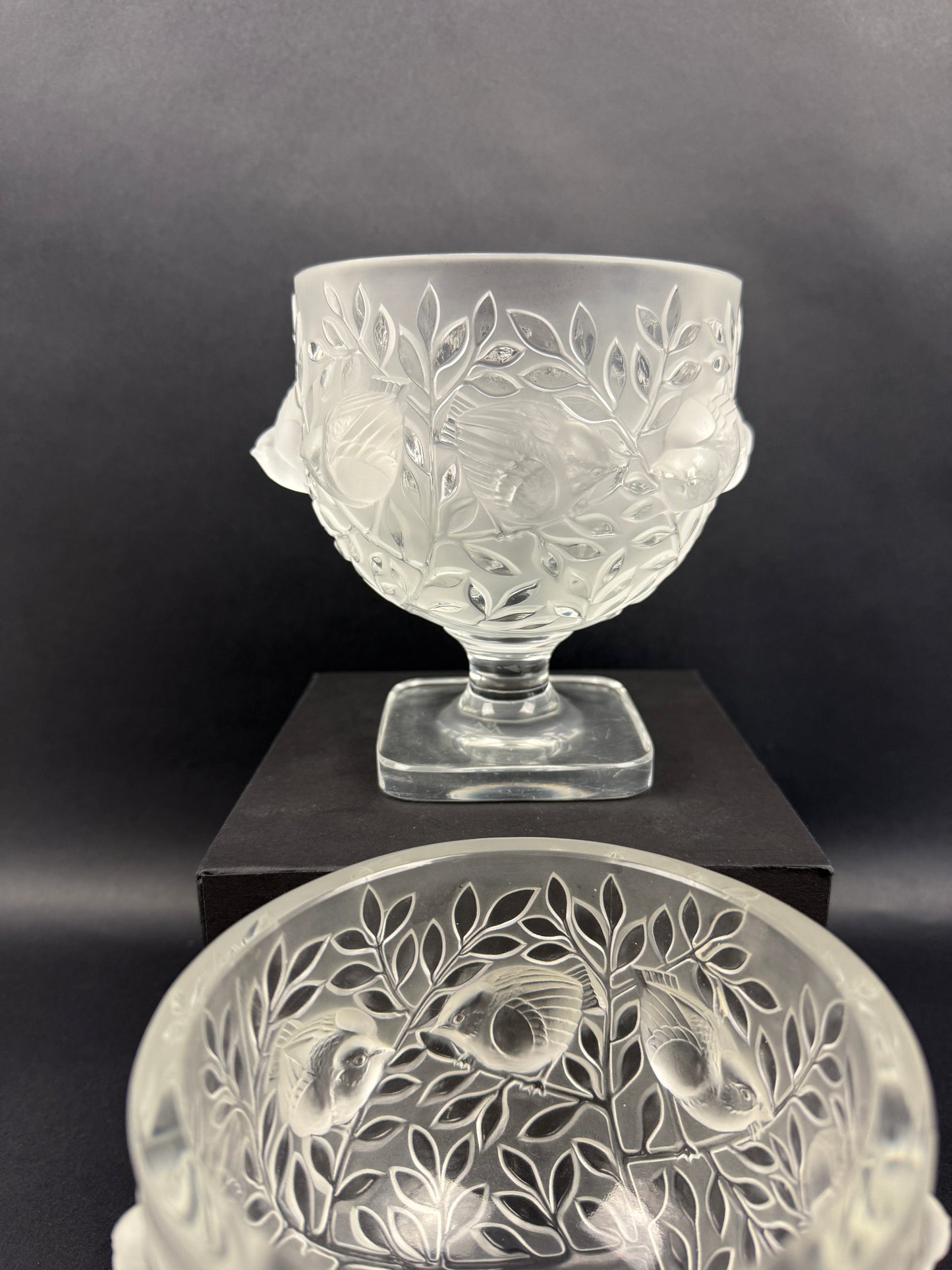 Lalique, paire de vases en cristal satiné modèle Elisabeth