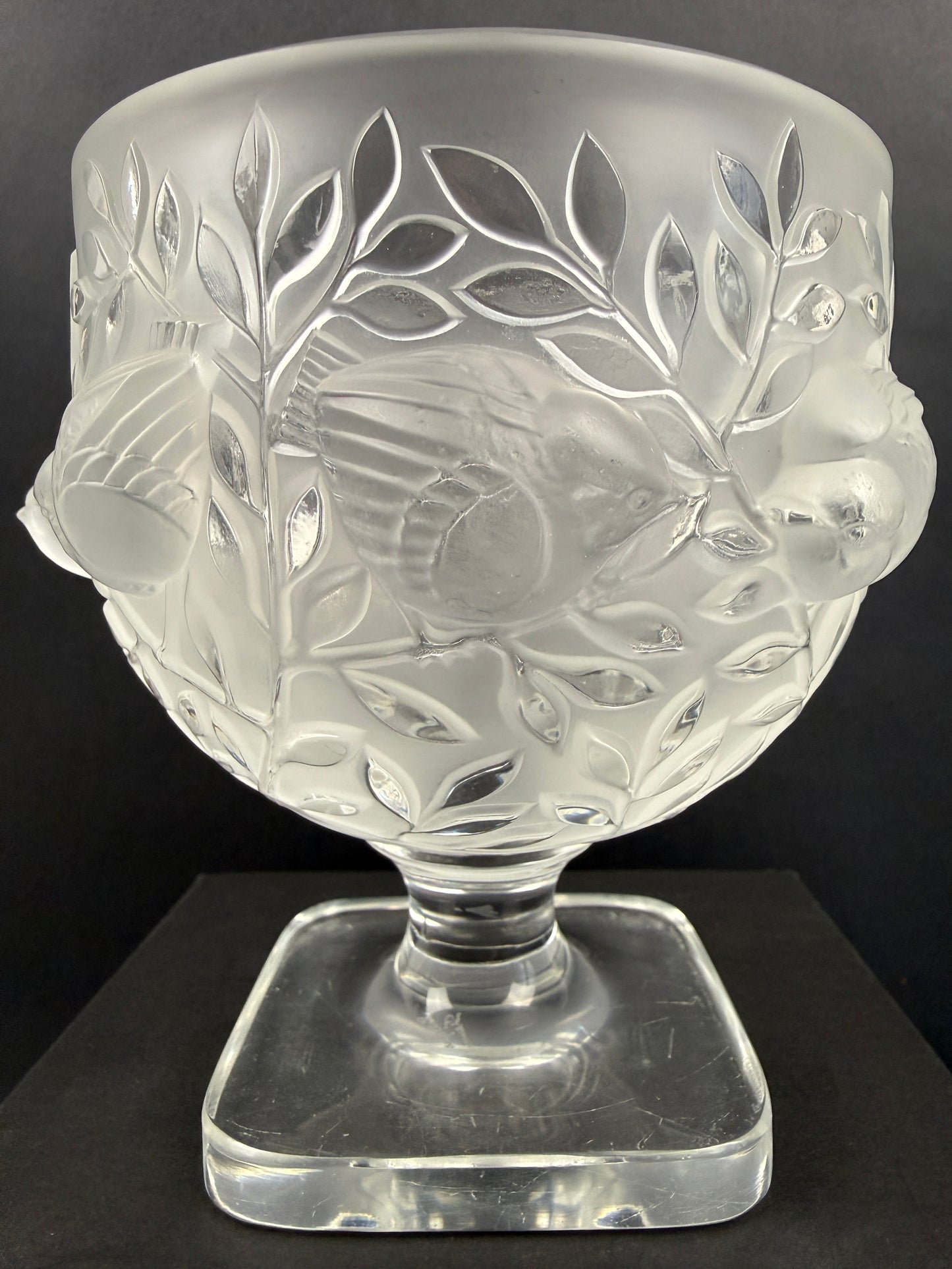 Lalique, paire de vases en cristal satiné modèle Elisabeth