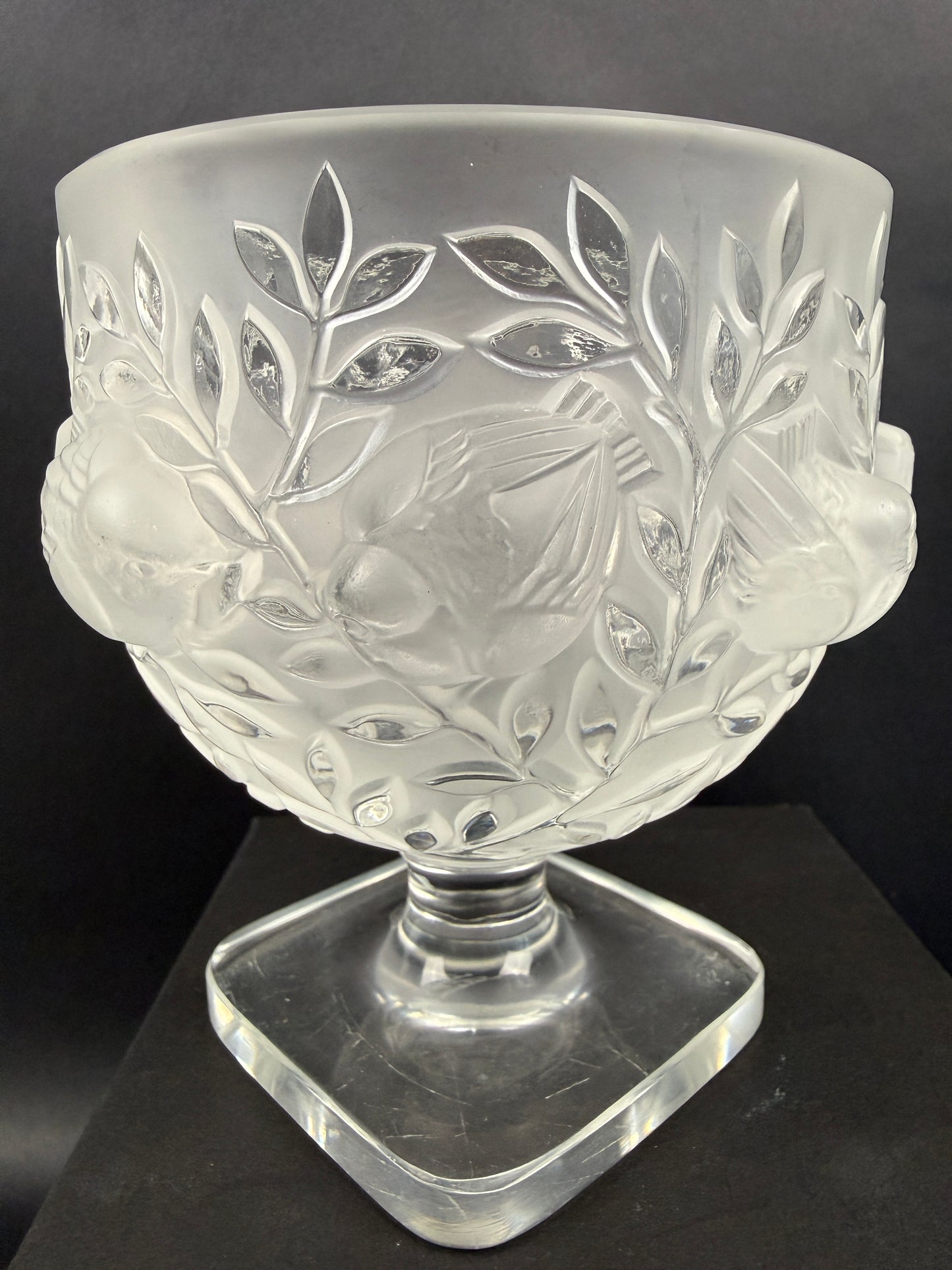 Lalique, paire de vases en cristal satiné modèle Elisabeth