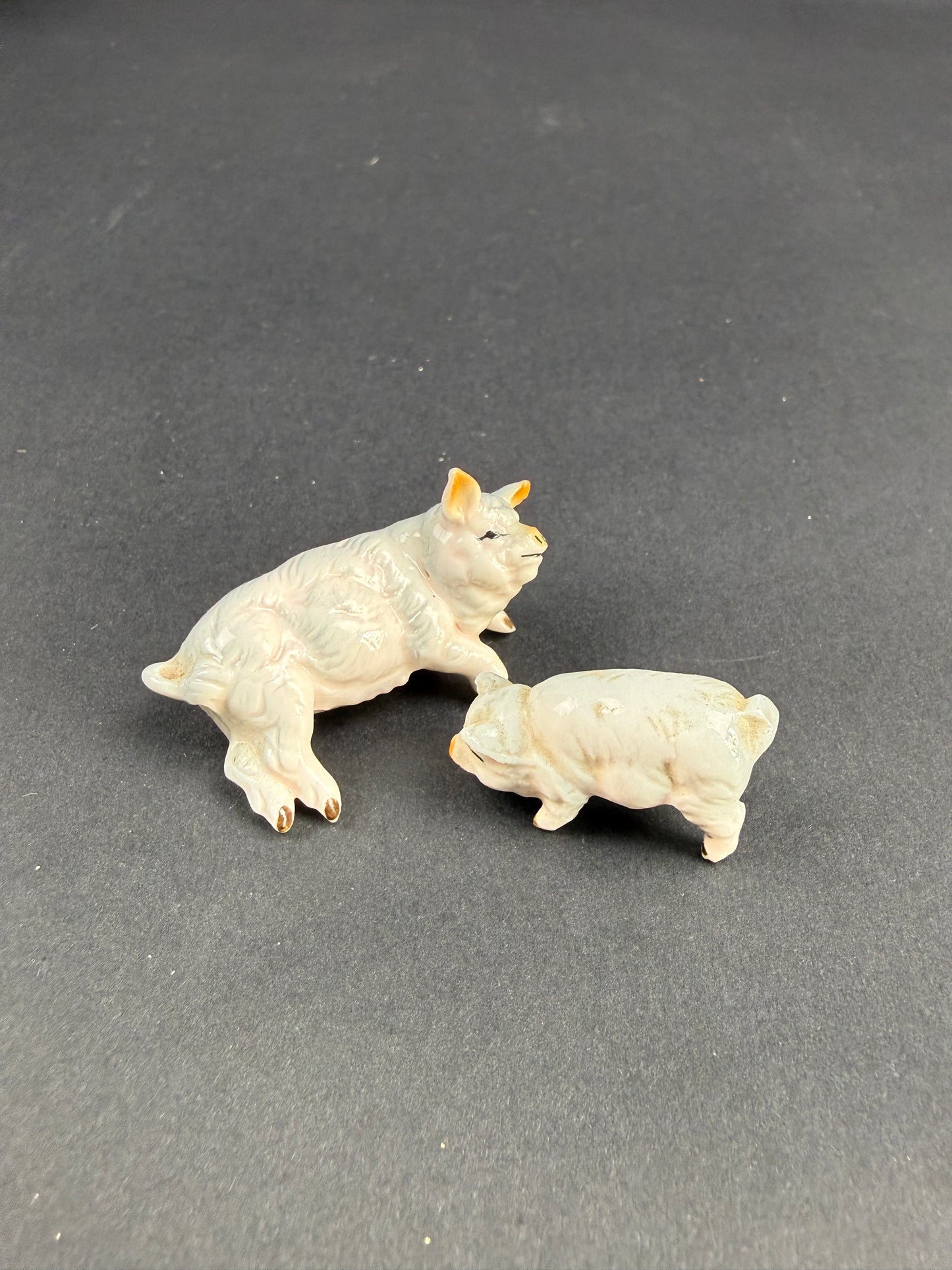 Deux adorables petits cochons en porcelaine