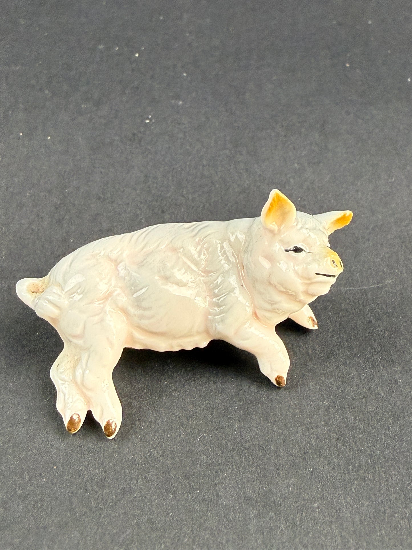 Deux adorables petits cochons en porcelaine