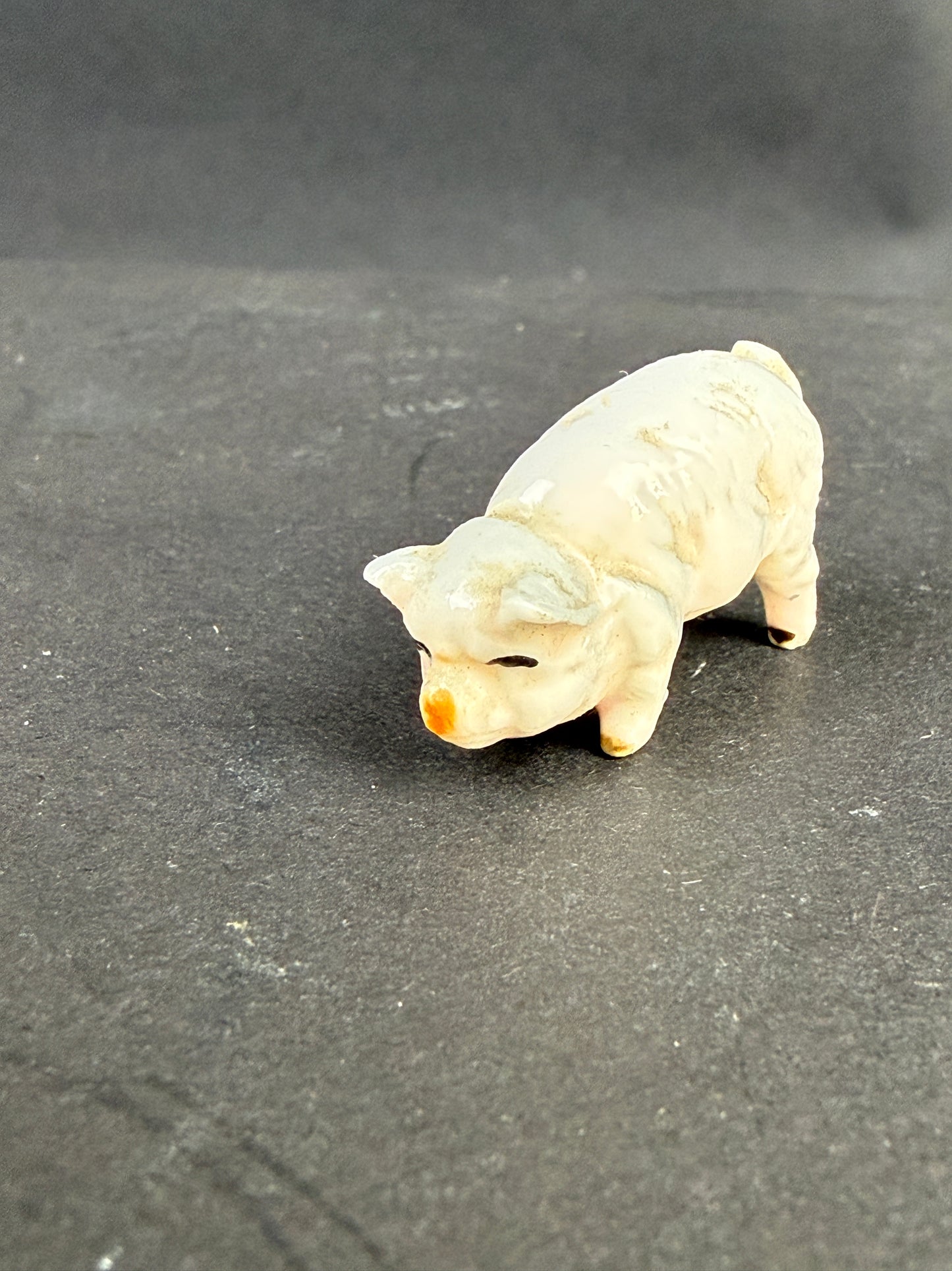 Deux adorables petits cochons en porcelaine