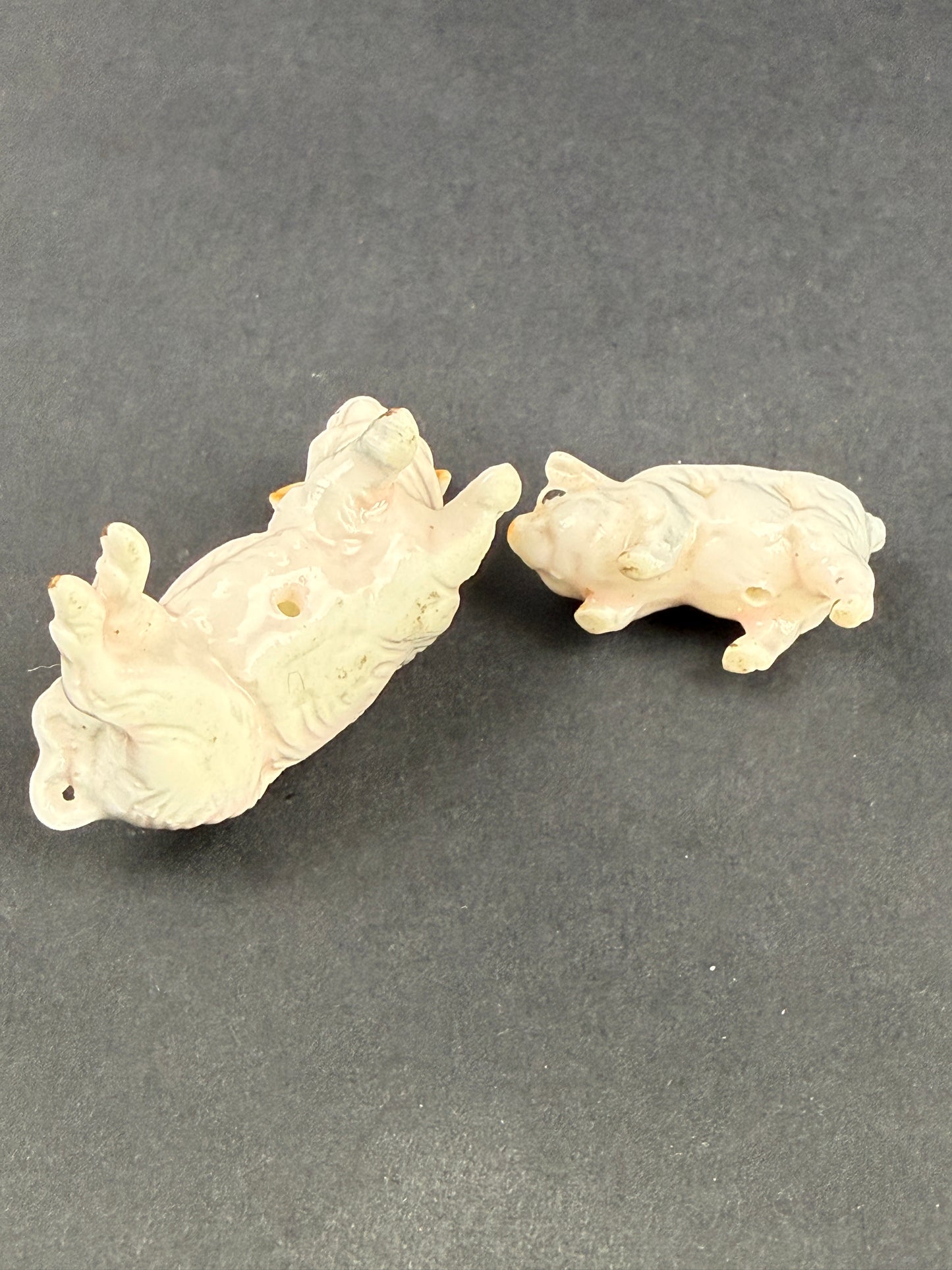 Deux adorables petits cochons en porcelaine
