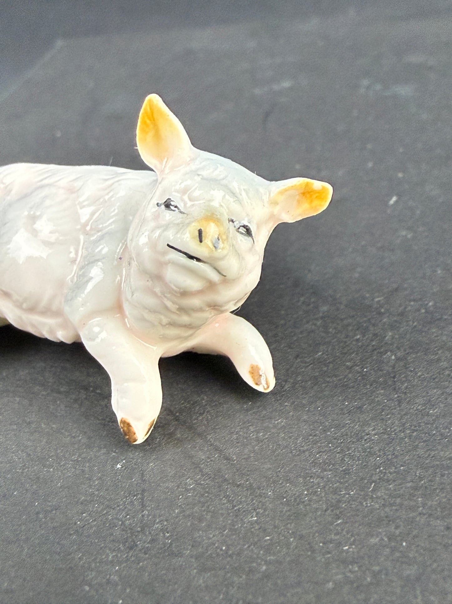 Deux adorables petits cochons en porcelaine