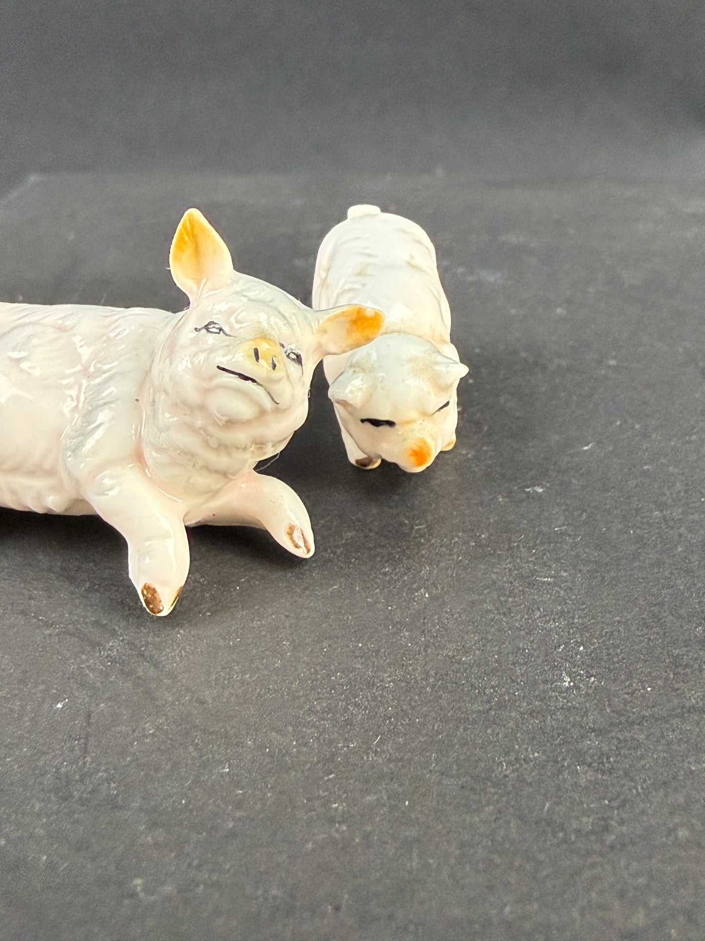 Deux adorables petits cochons en porcelaine