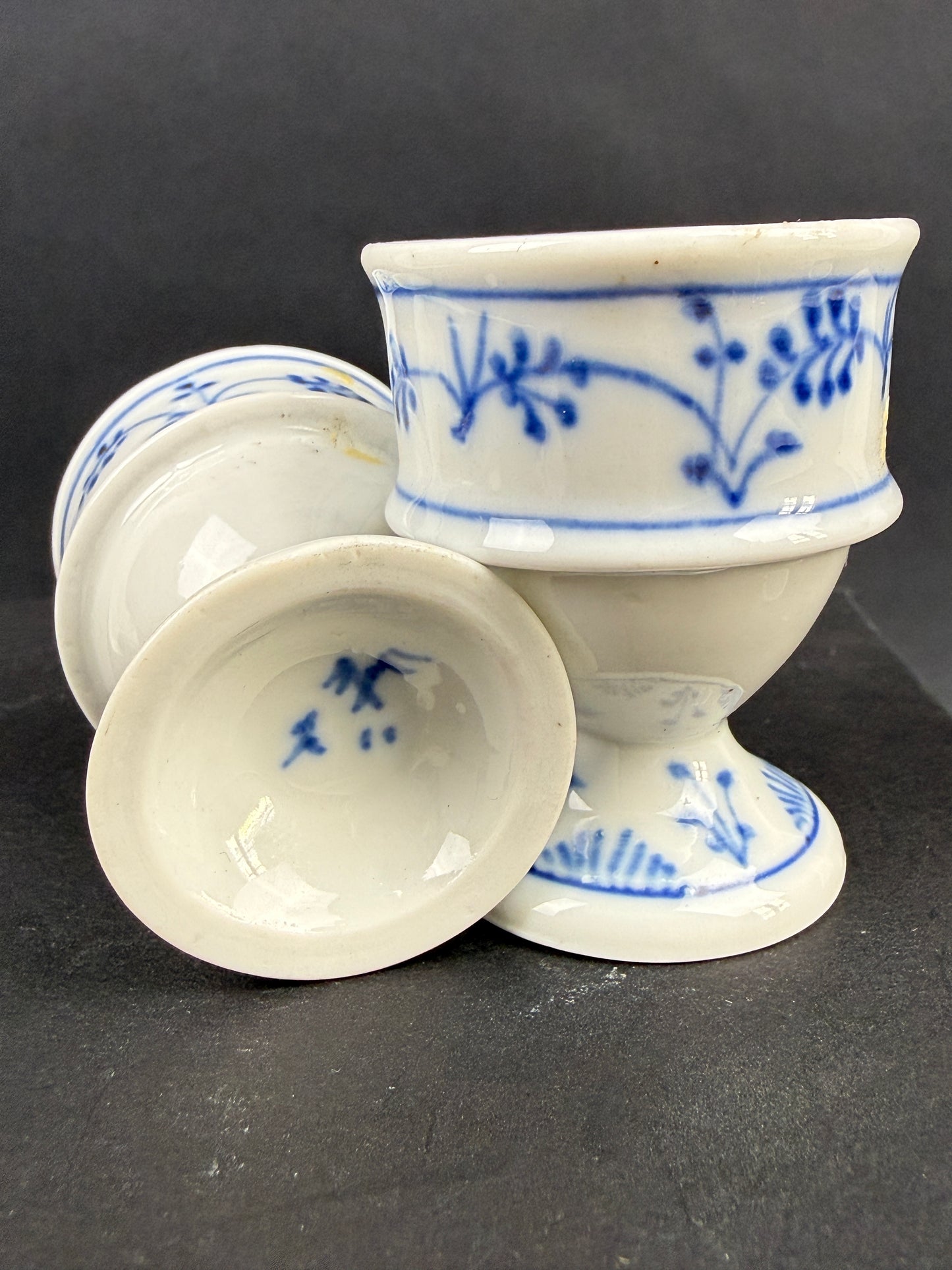 Suite de 6 coquetiers en porcelaine allemande