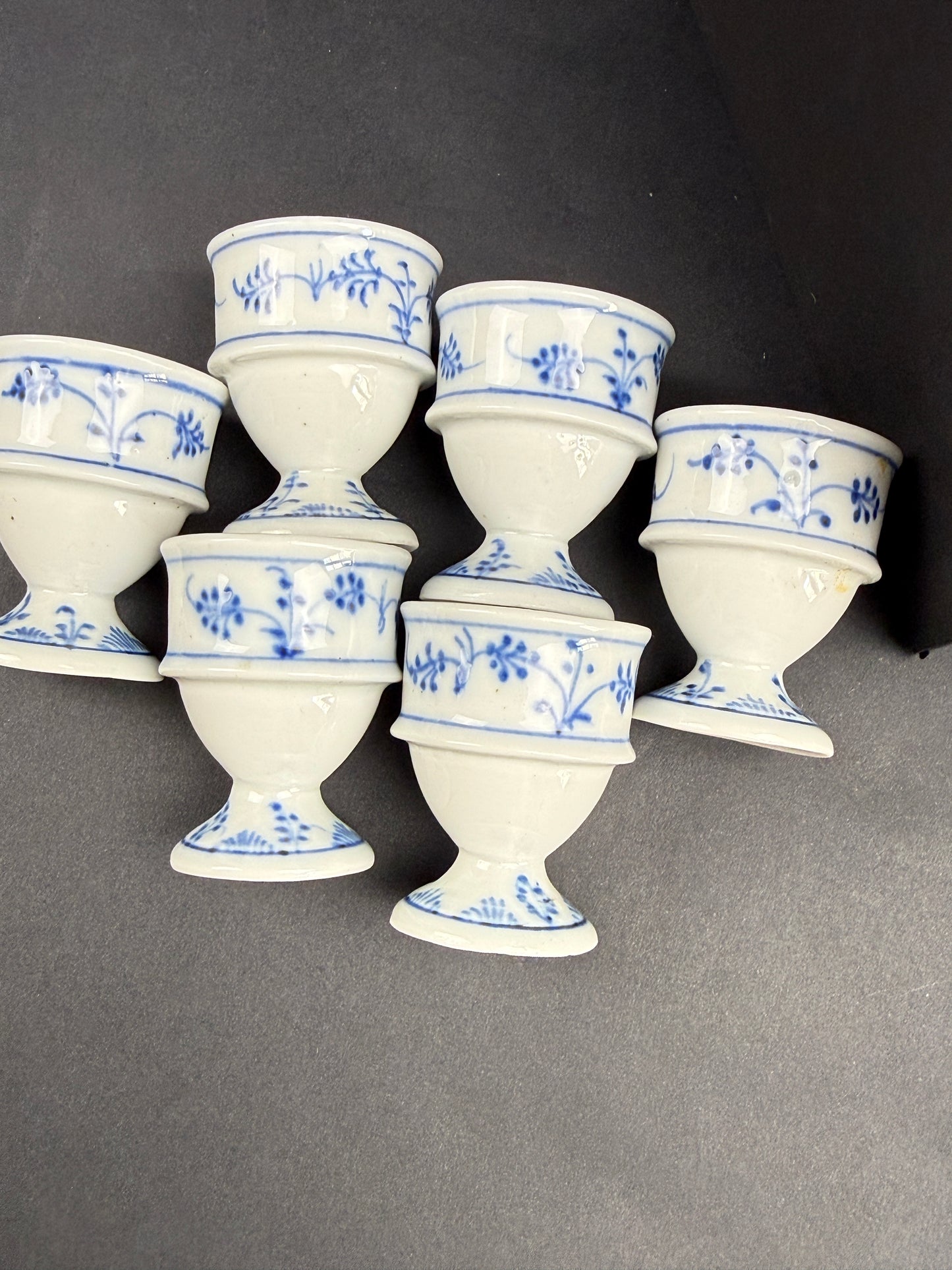 Suite de 6 coquetiers en porcelaine allemande