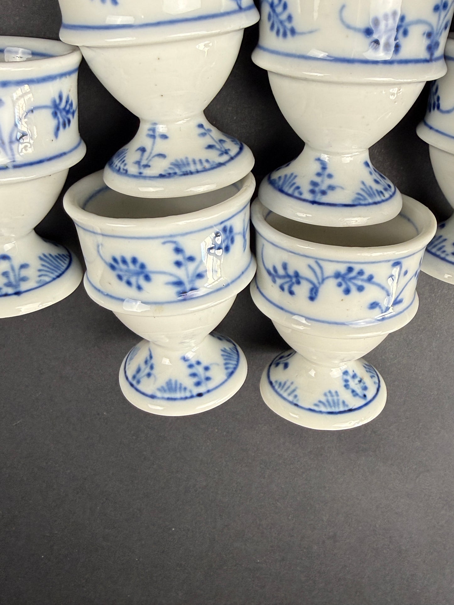 Suite de 6 coquetiers en porcelaine allemande
