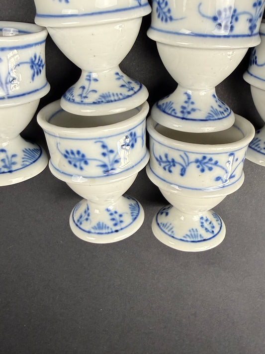 Suite de 6 coquetiers en porcelaine allemande