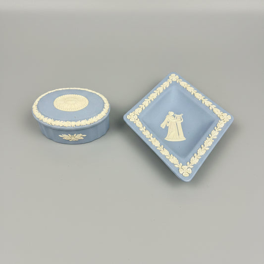 Wedgwood, suite de 2 pièces en biscuit de porcelaine