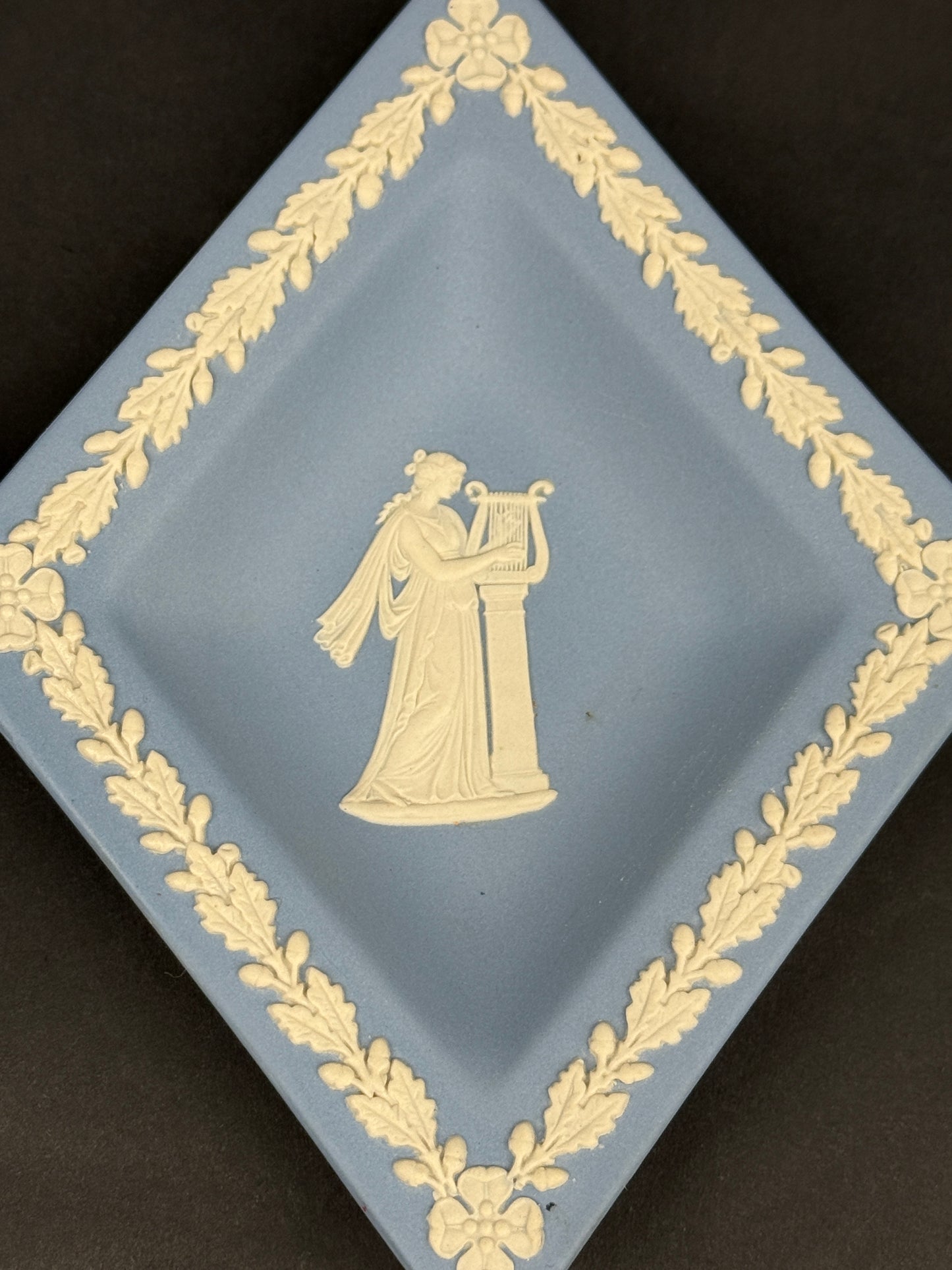 Wedgwood, suite de 2 pièces en biscuit de porcelaine
