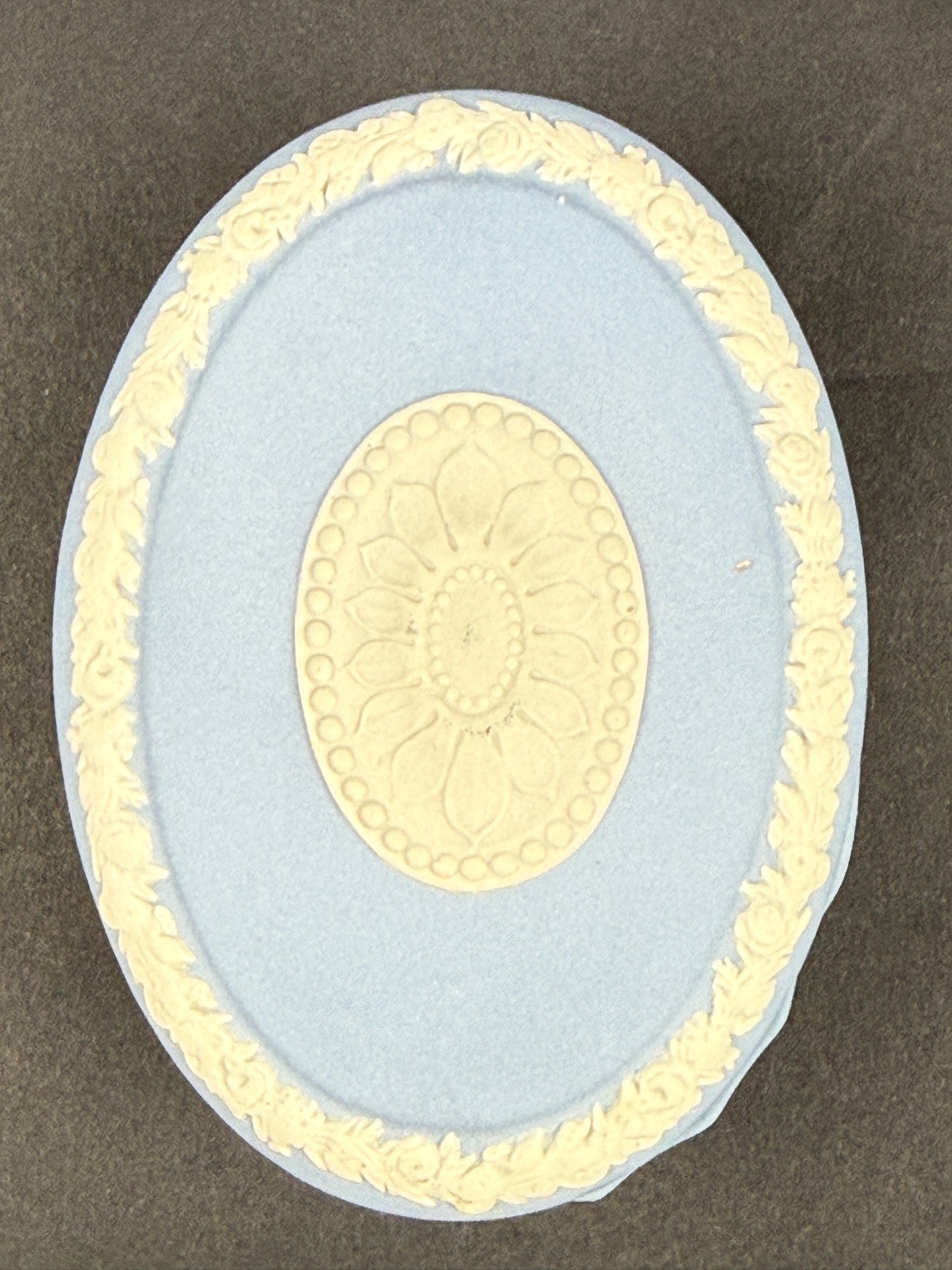 Wedgwood, suite de 2 pièces en biscuit de porcelaine