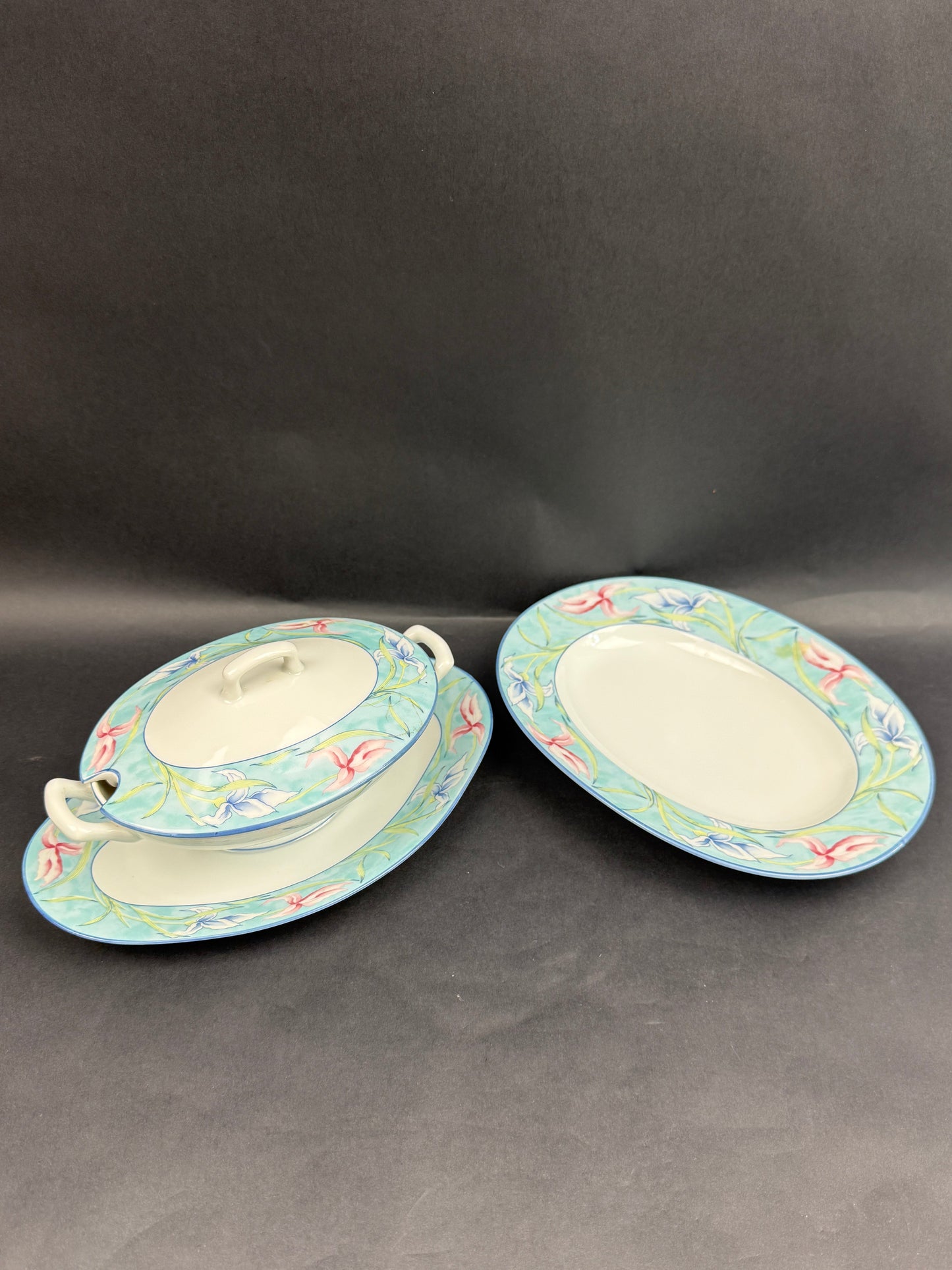 Haviland, suite de 2 pièces de forme modèle Assouan, saucière et ravier