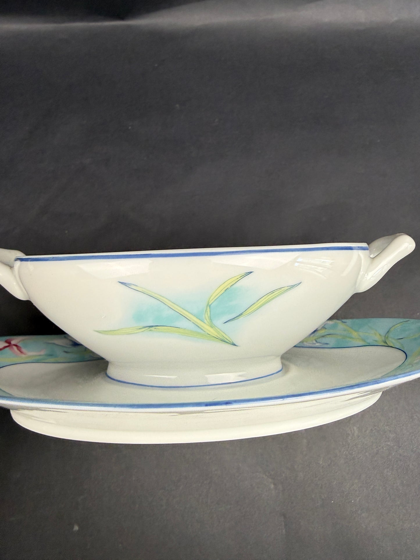 Haviland, suite de 2 pièces de forme modèle Assouan, saucière et ravier