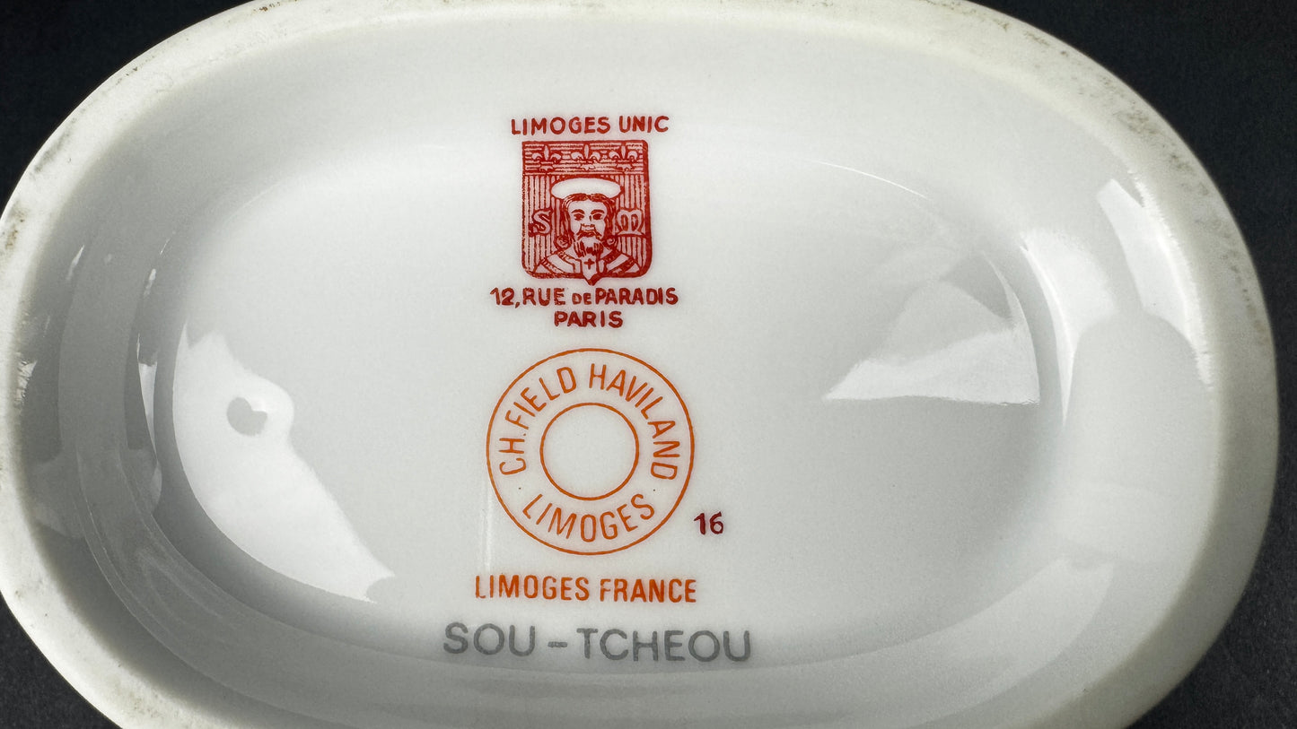 Saucière en porcelaine de Limoges, manufacture Haviland, modèle Sou-Tcheou.