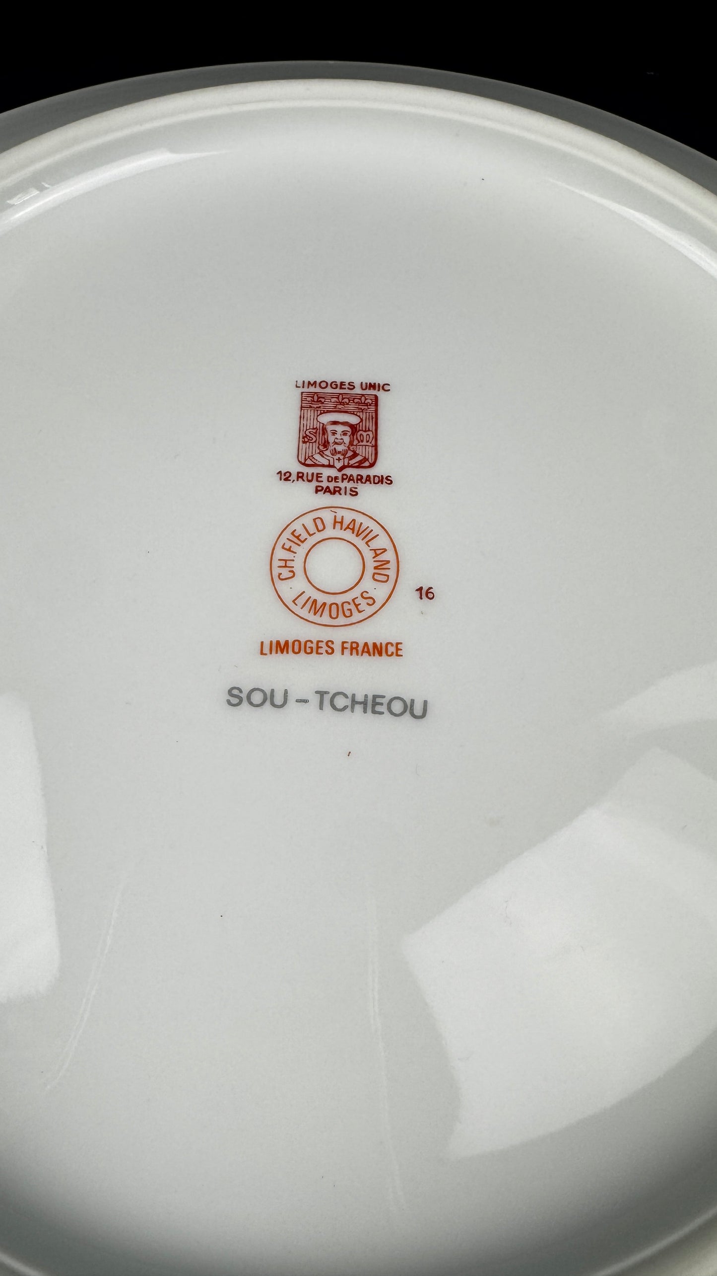 Grand plat en porcelaine de Limoges, manufacture Haviland, modèle Sou-Tcheou.