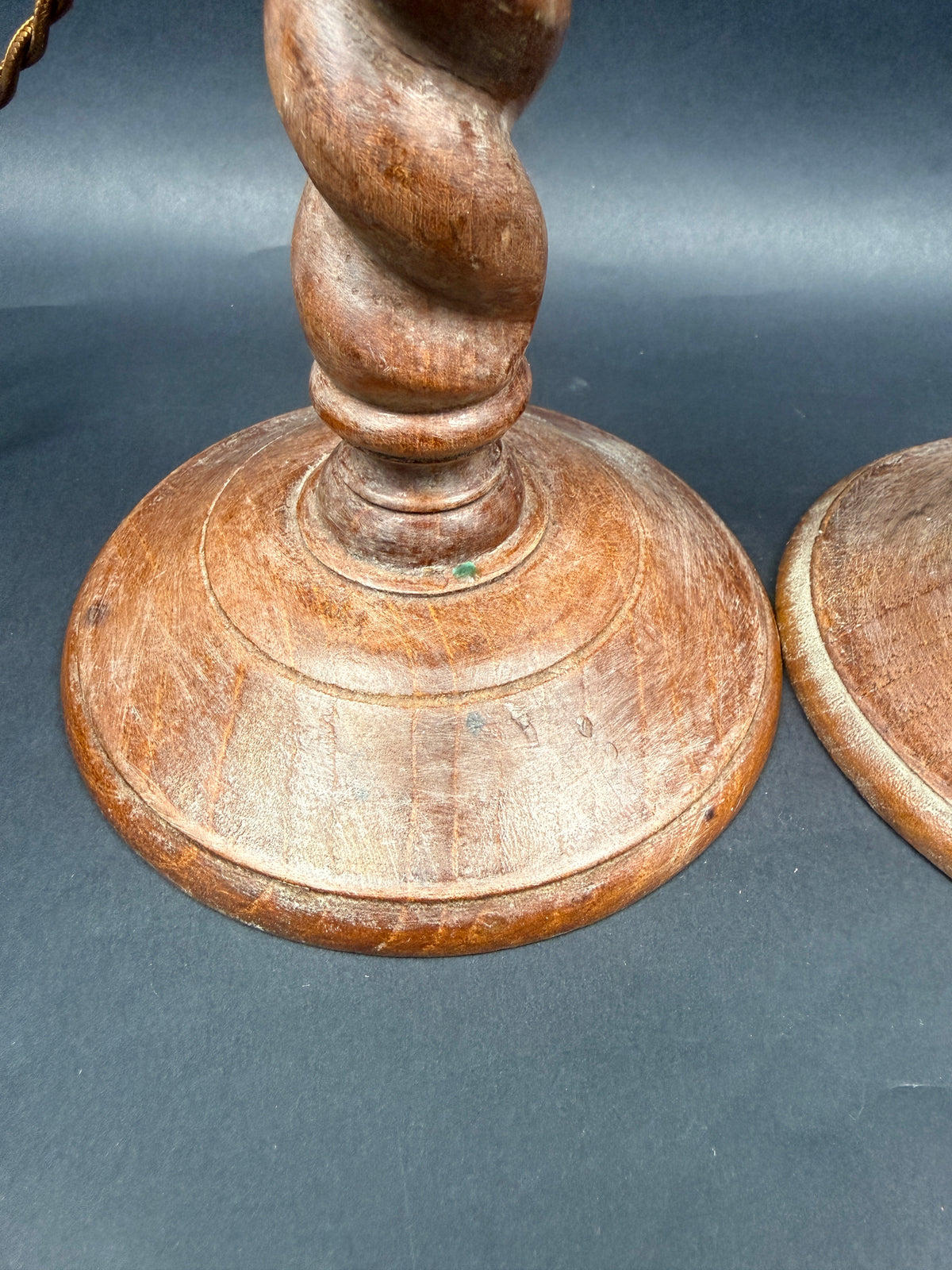 Paire de lampes anglaises en bois tourné