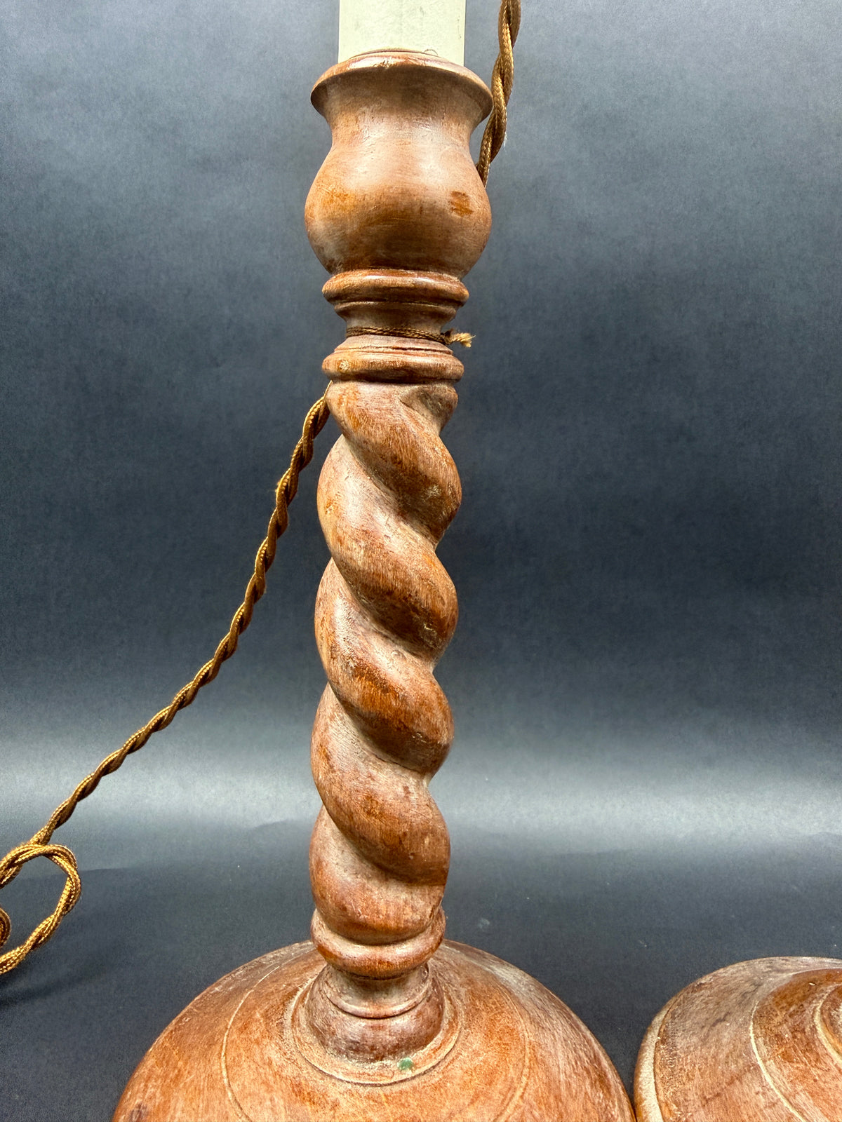 Paire de lampes anglaises en bois tourné