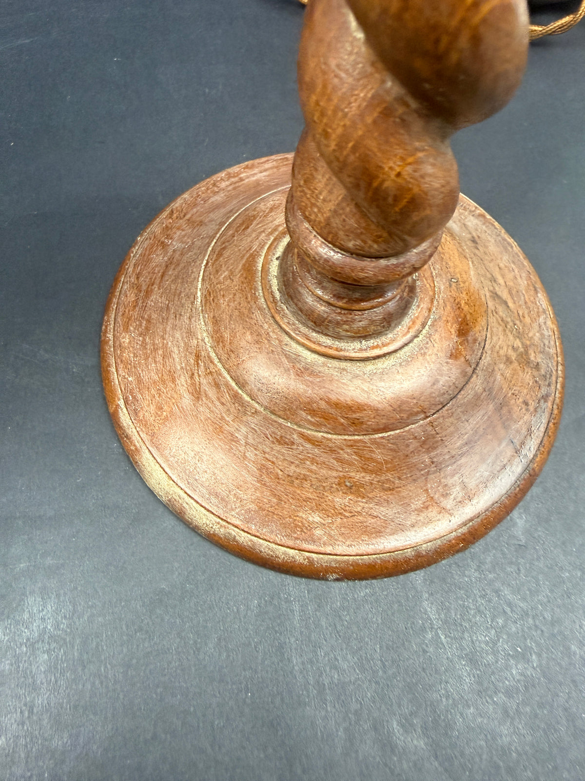 Paire de lampes anglaises en bois tourné
