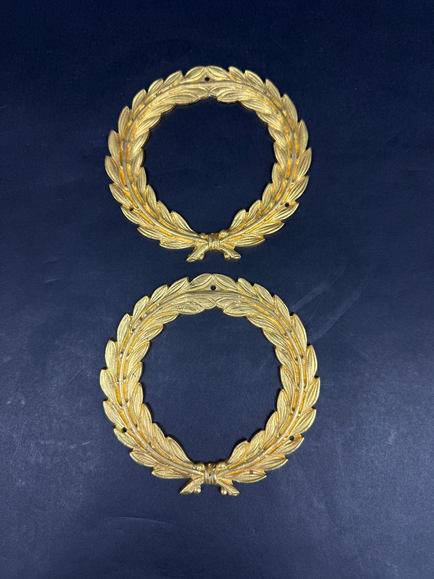 Paire d'ornements en bronze doré, couronnes de lauriers