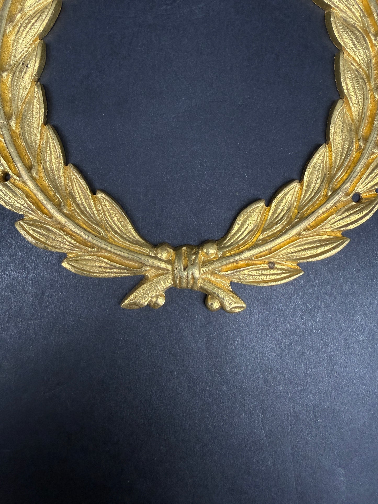 Paire d'ornements en bronze doré, couronnes de lauriers