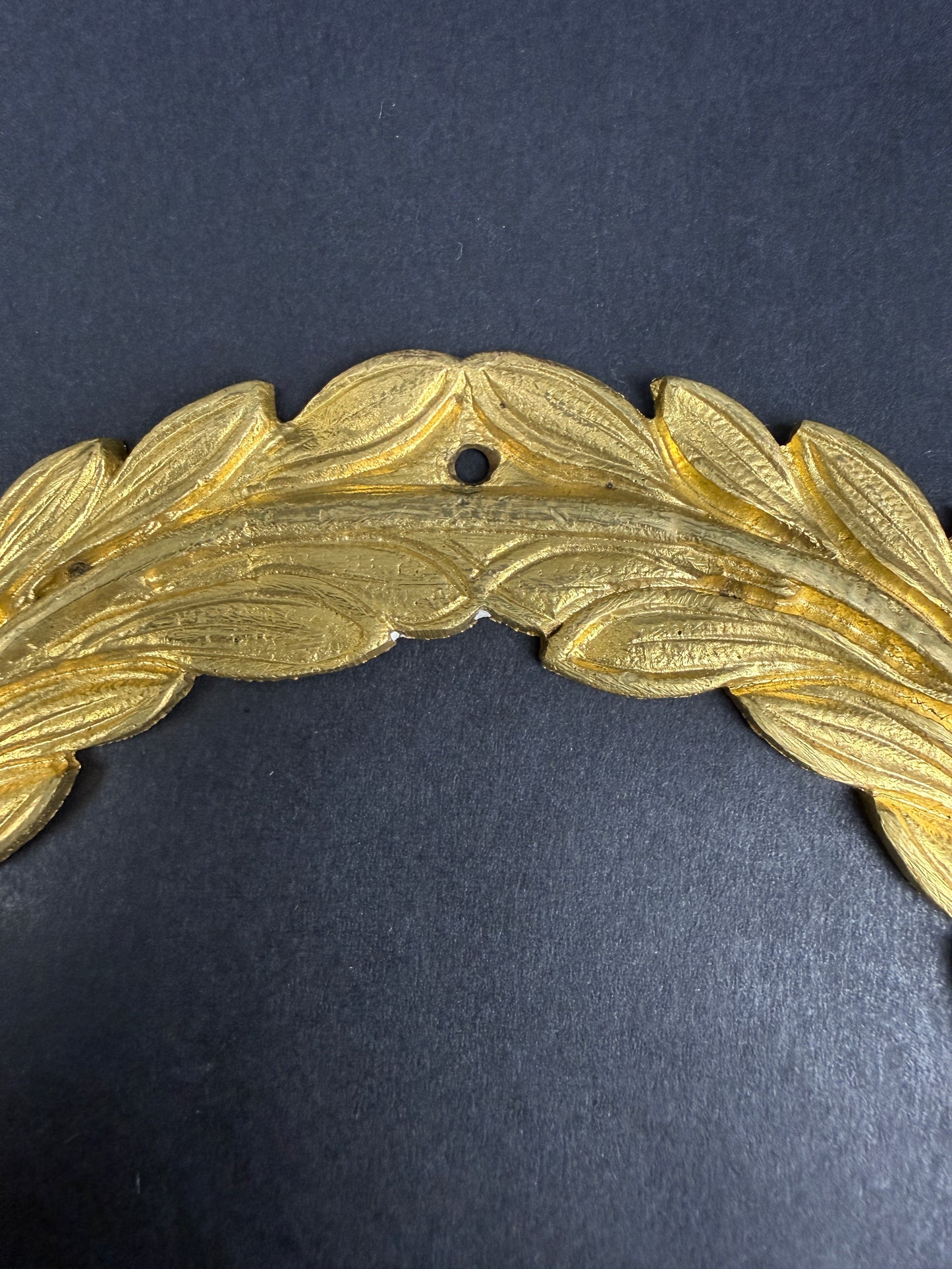 Paire d'ornements en bronze doré, couronnes de lauriers