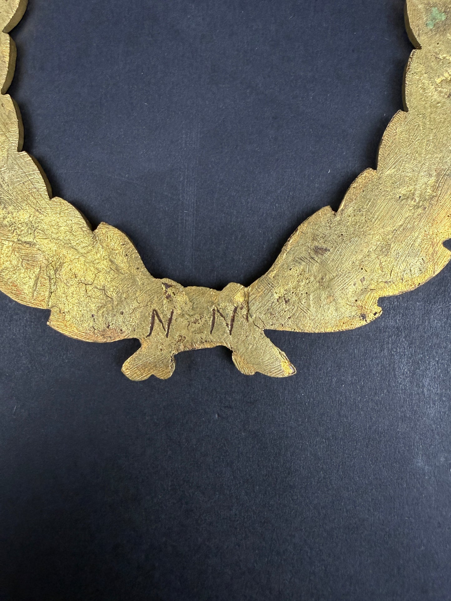 Paire d'ornements en bronze doré, couronnes de lauriers